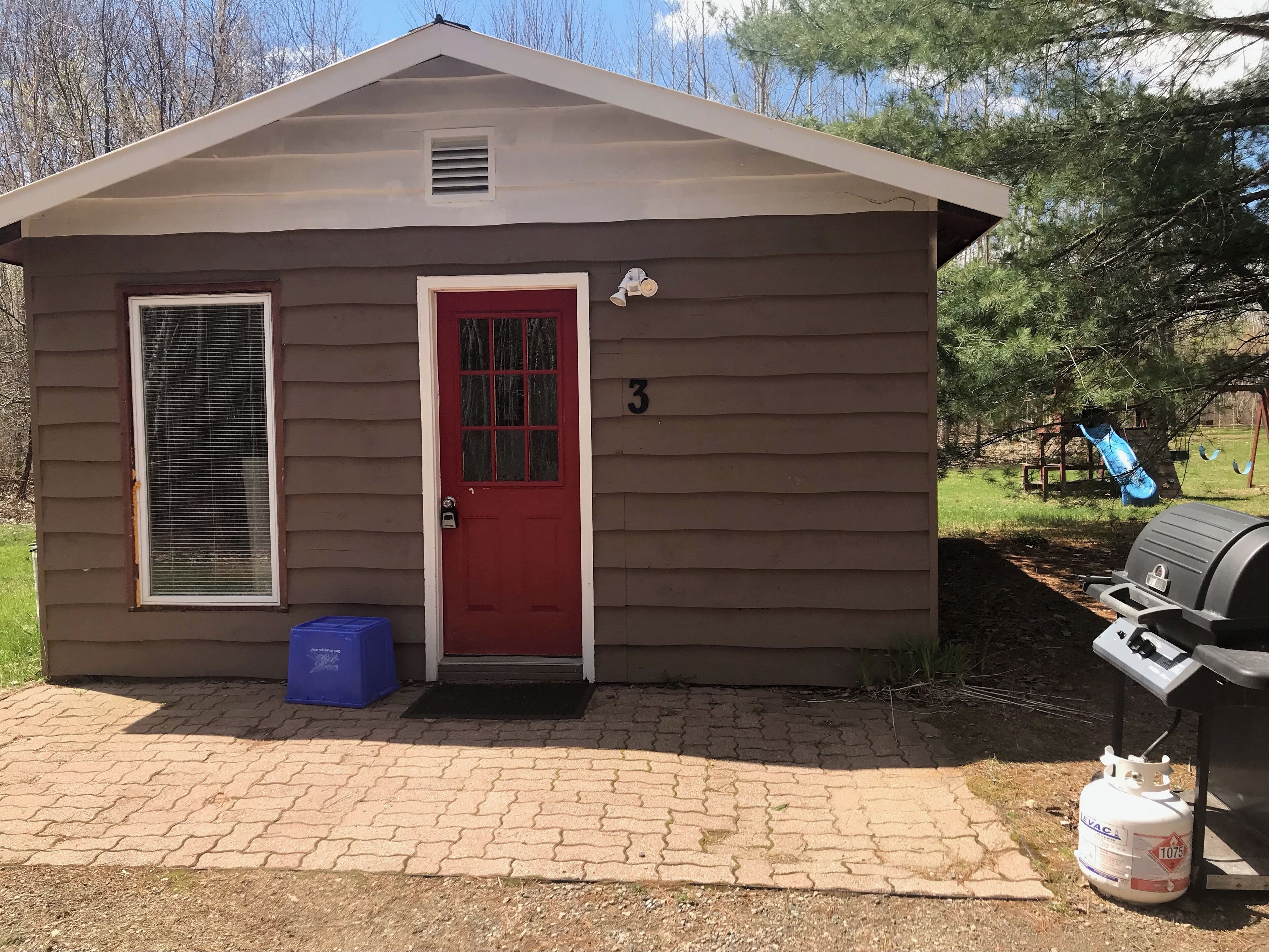 Superior Cottage w/Queen Bed and queen pullout sofa Pet friendly  (easy water access,)