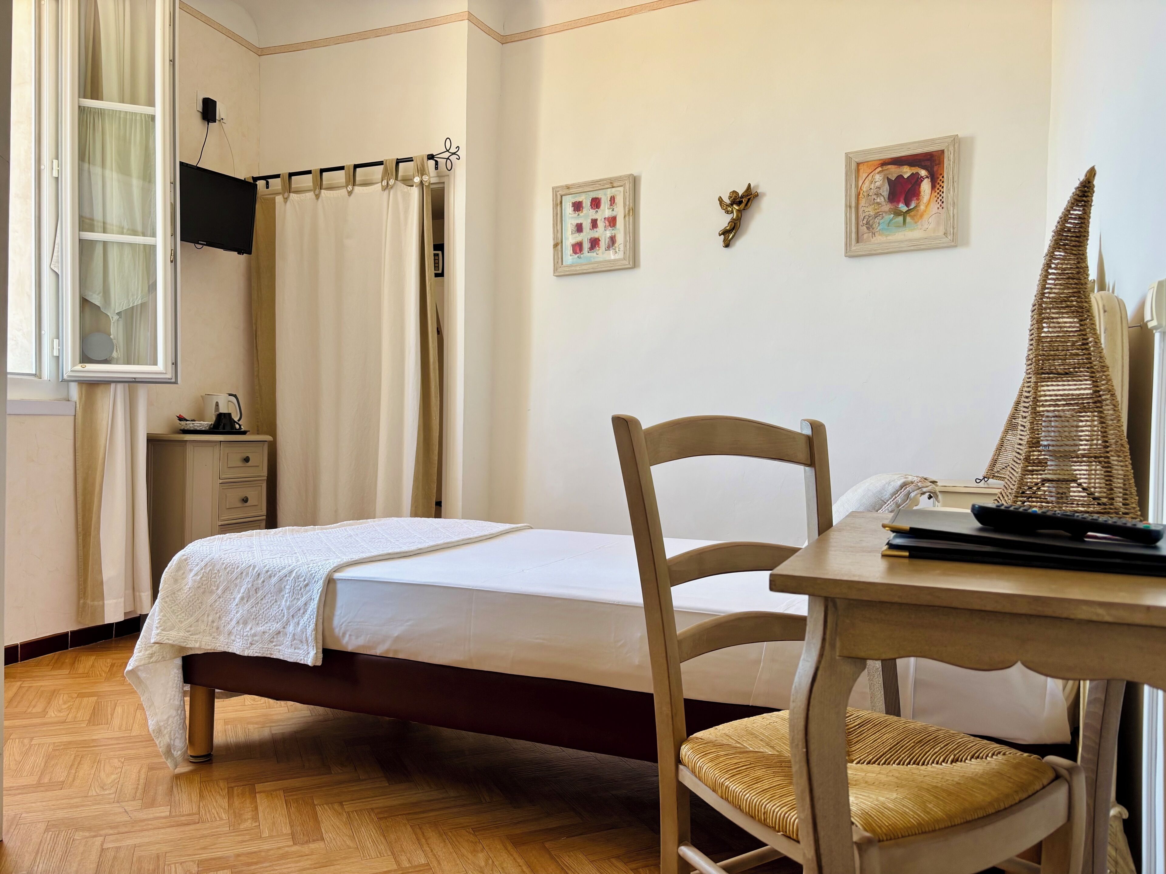 Single Room, Mountain View