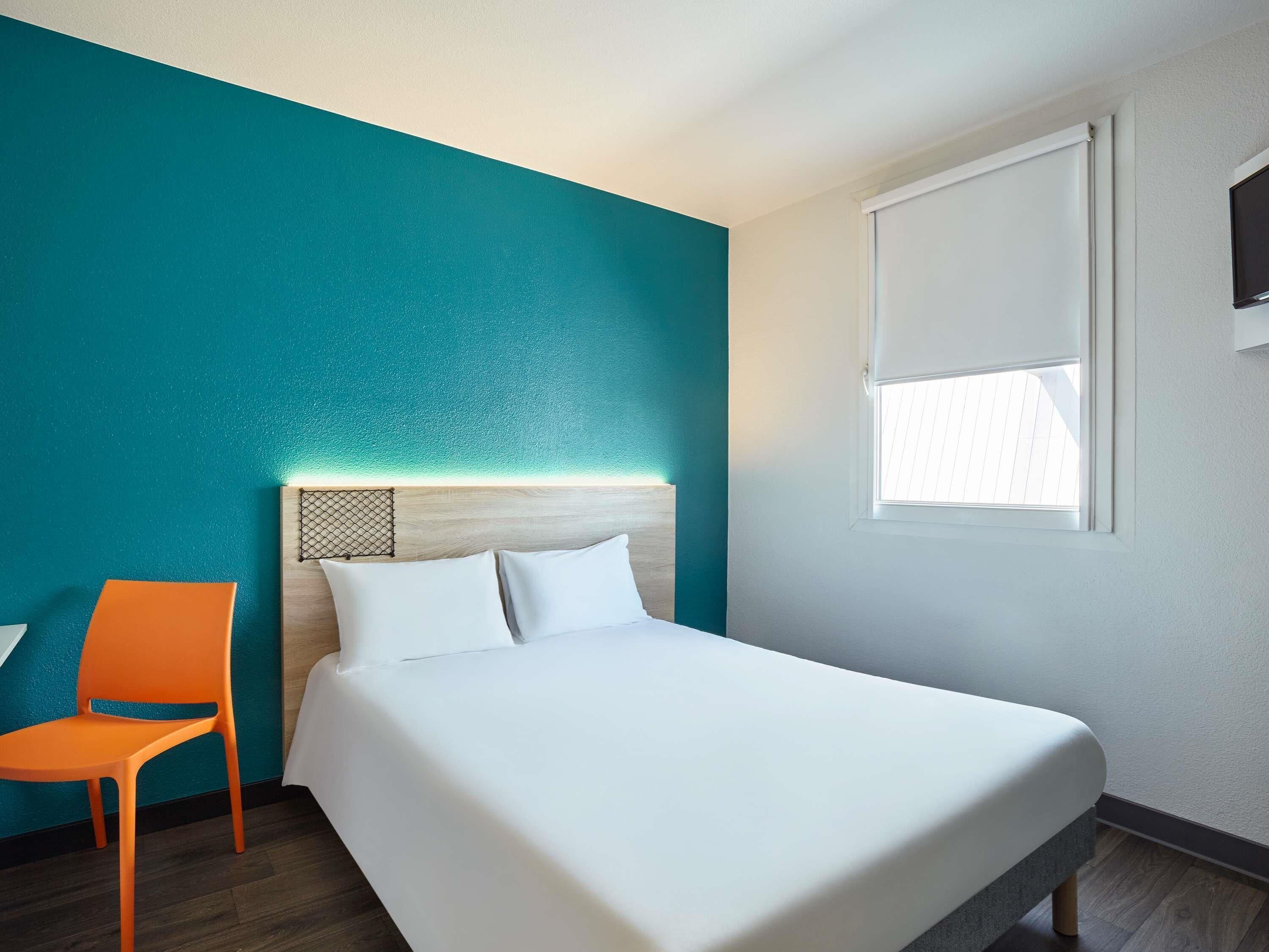 Room, Shared Bathroom (Tandem)