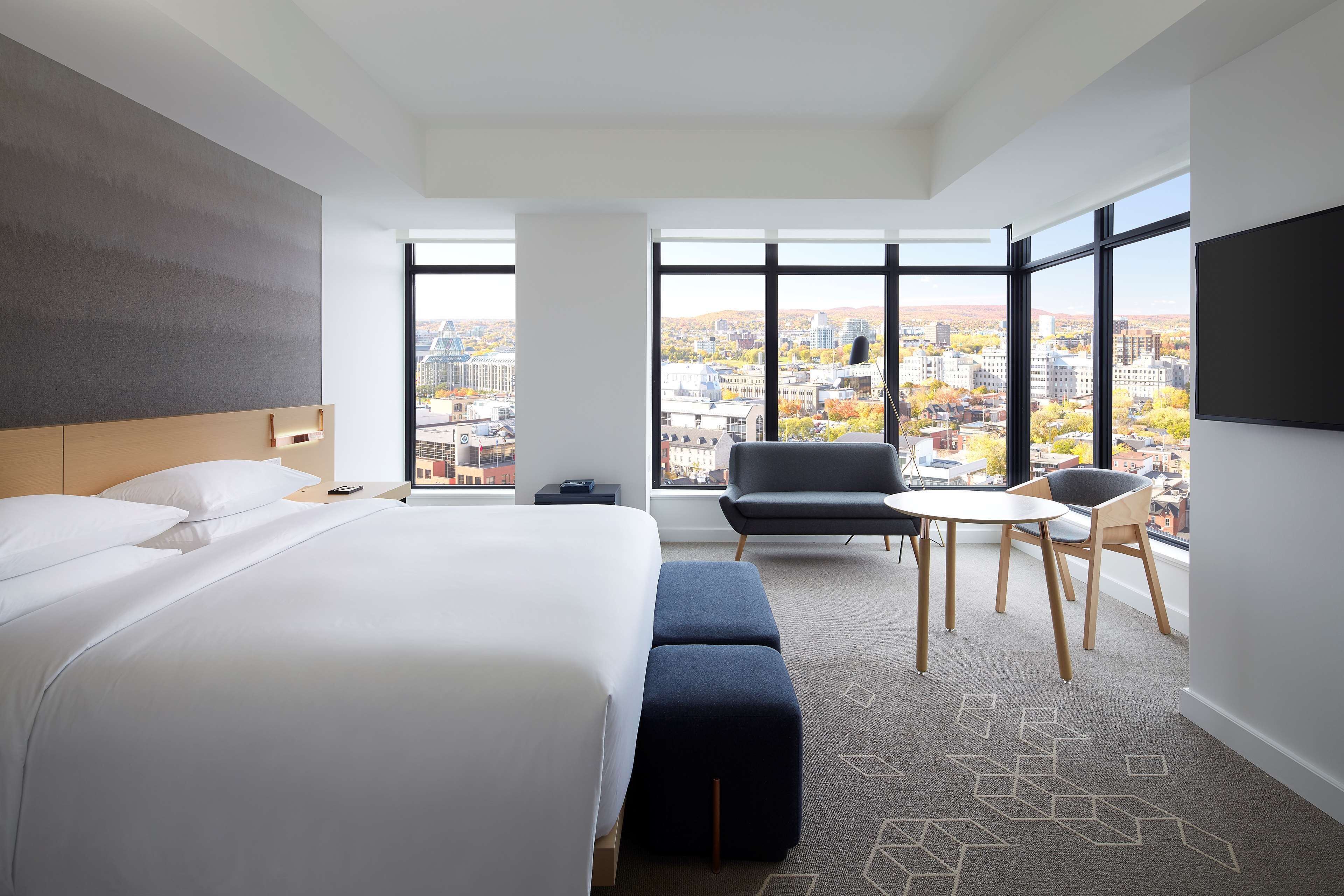 Deluxe Room, 1 King Bed, City View