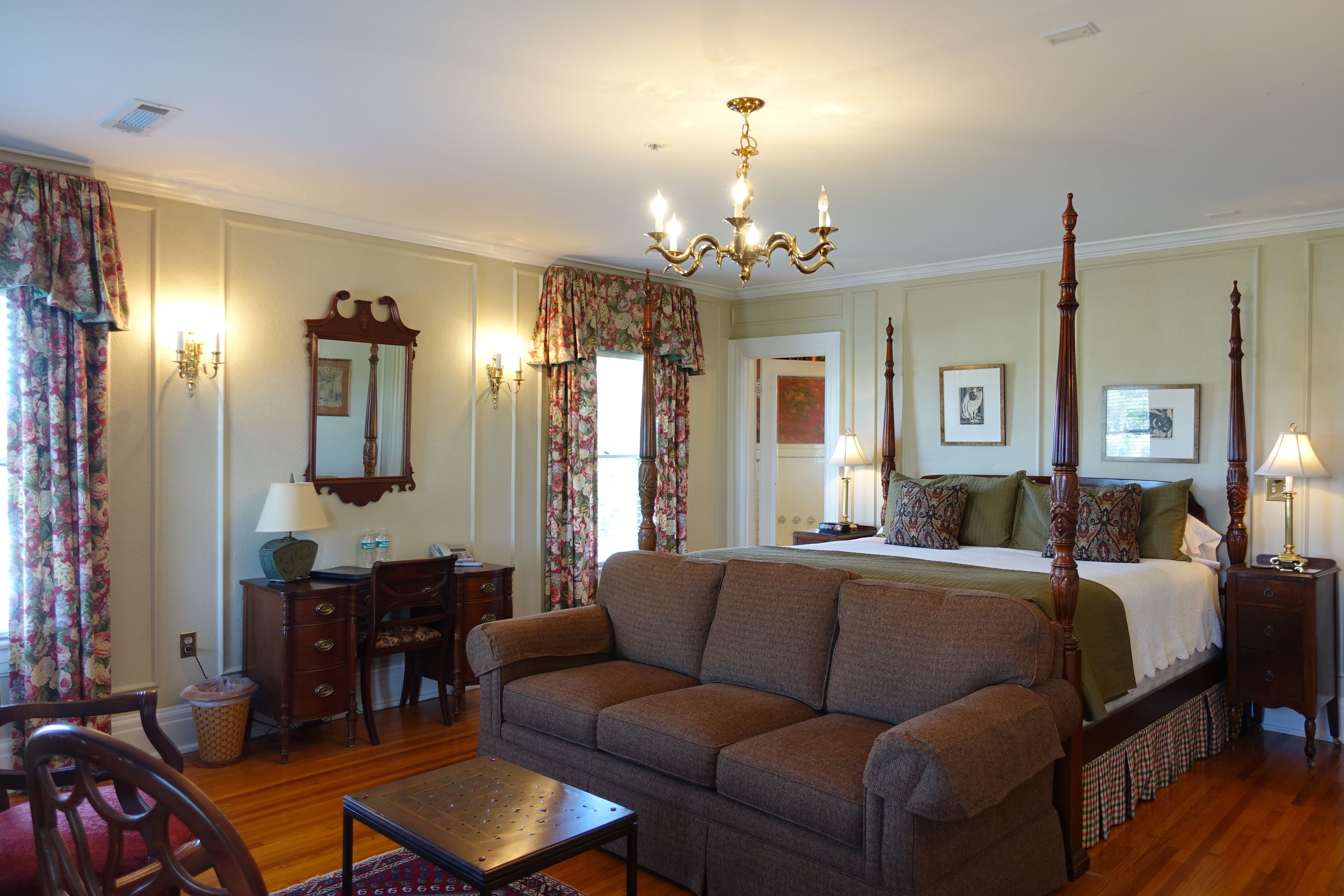 Deluxe Double Room, 1 King Bed - Bryan - 2nd Floor No Elevator