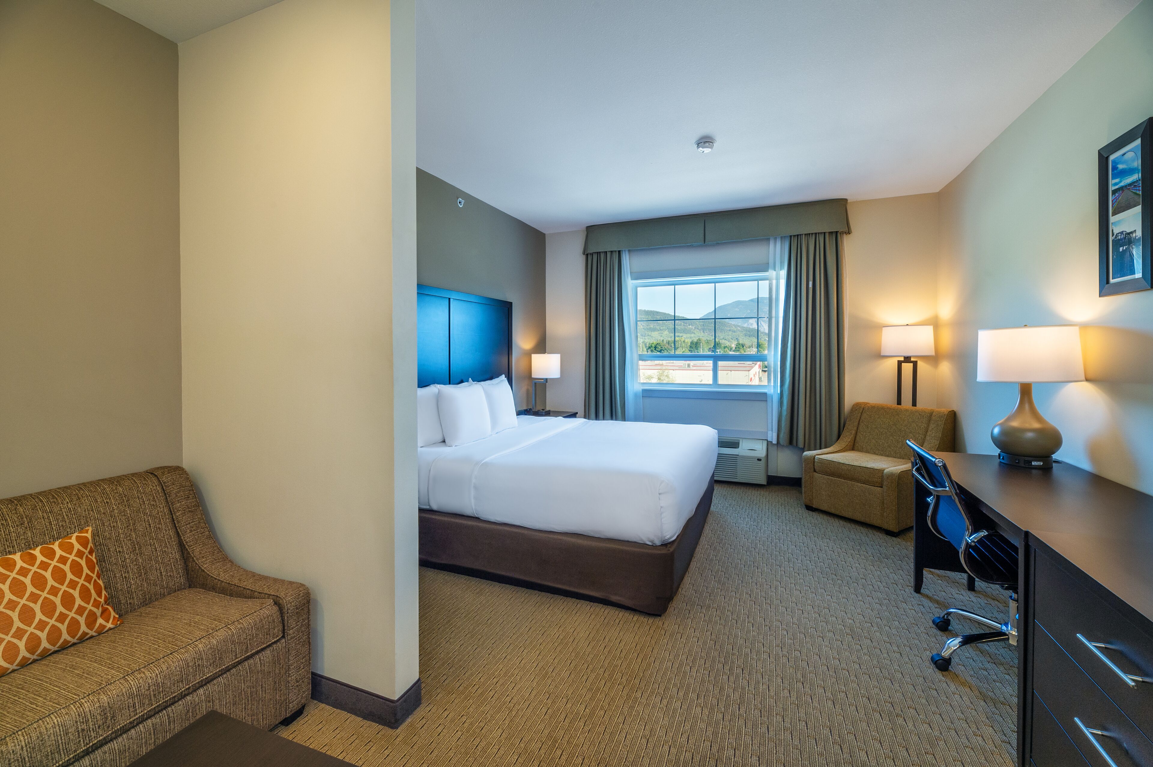 Suite, 1 King Bed with Sofa bed, Non Smoking