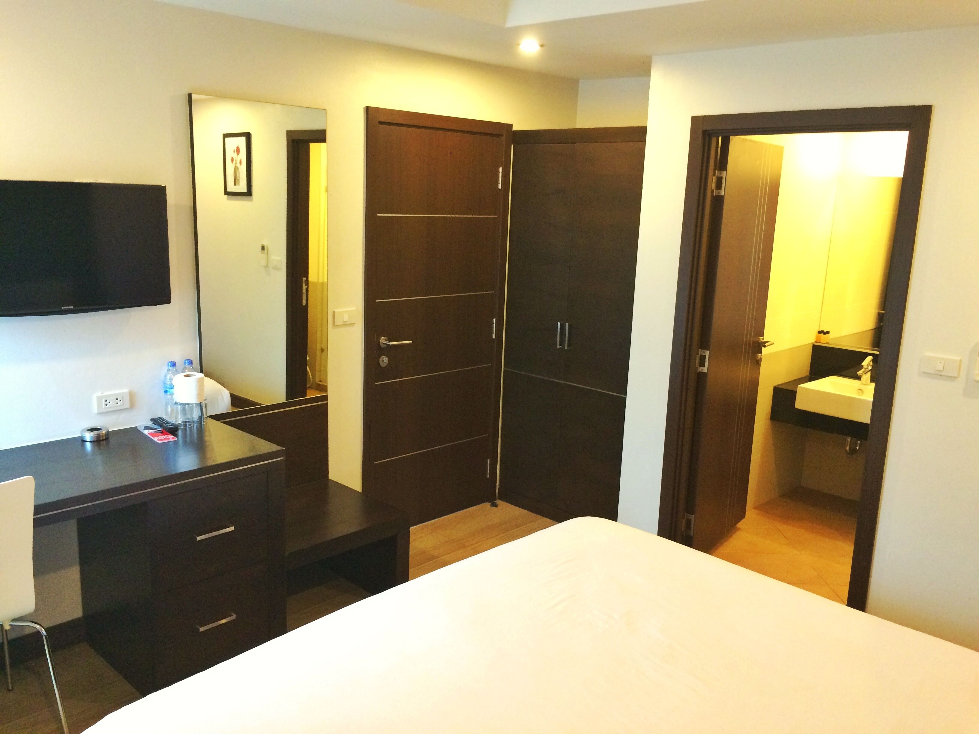 Deluxe Studio, 1 King Bed, Refrigerator & Microwave, Garden View