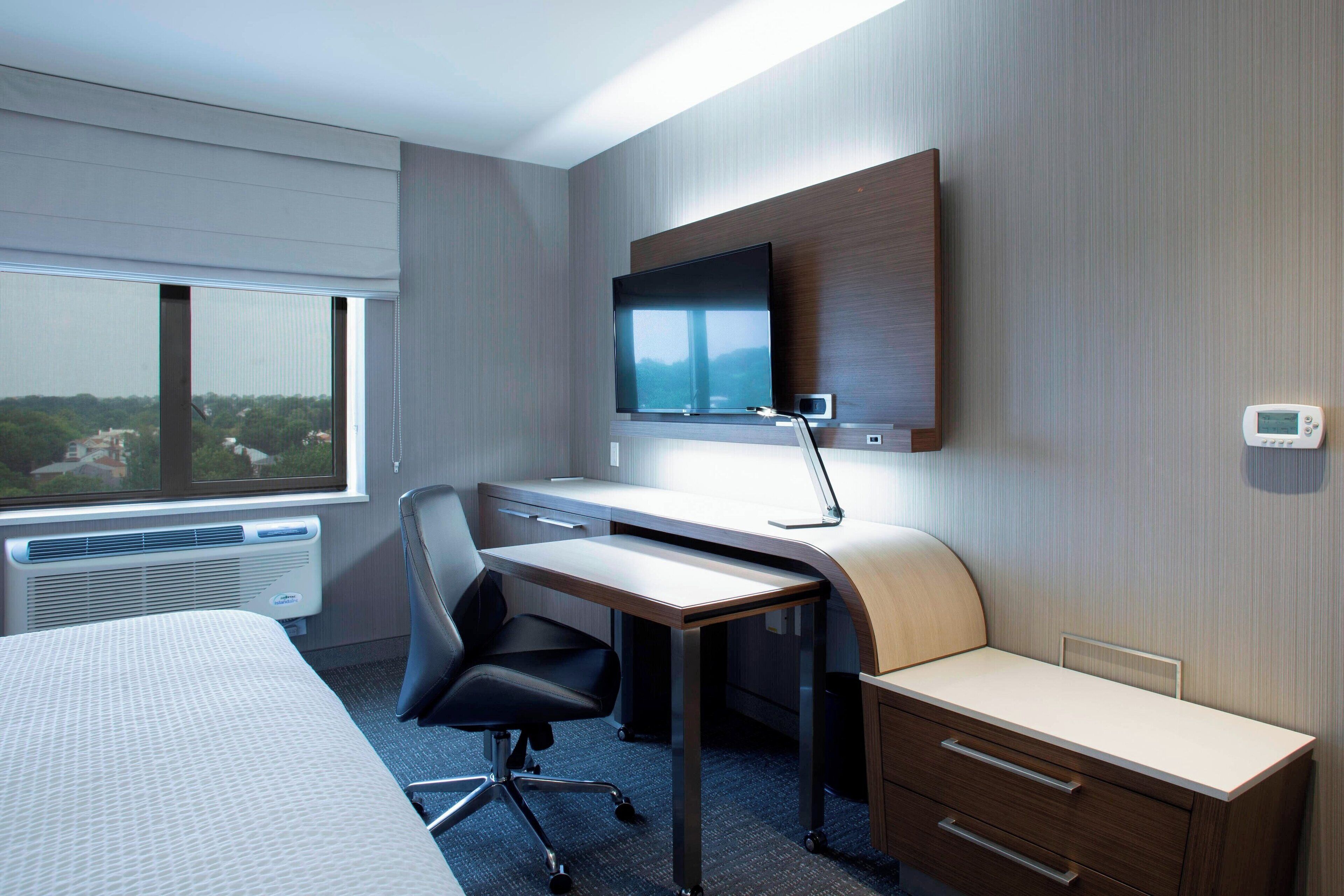 Room, 1 King Bed, Hearing Accessible (Roll-in Shower)