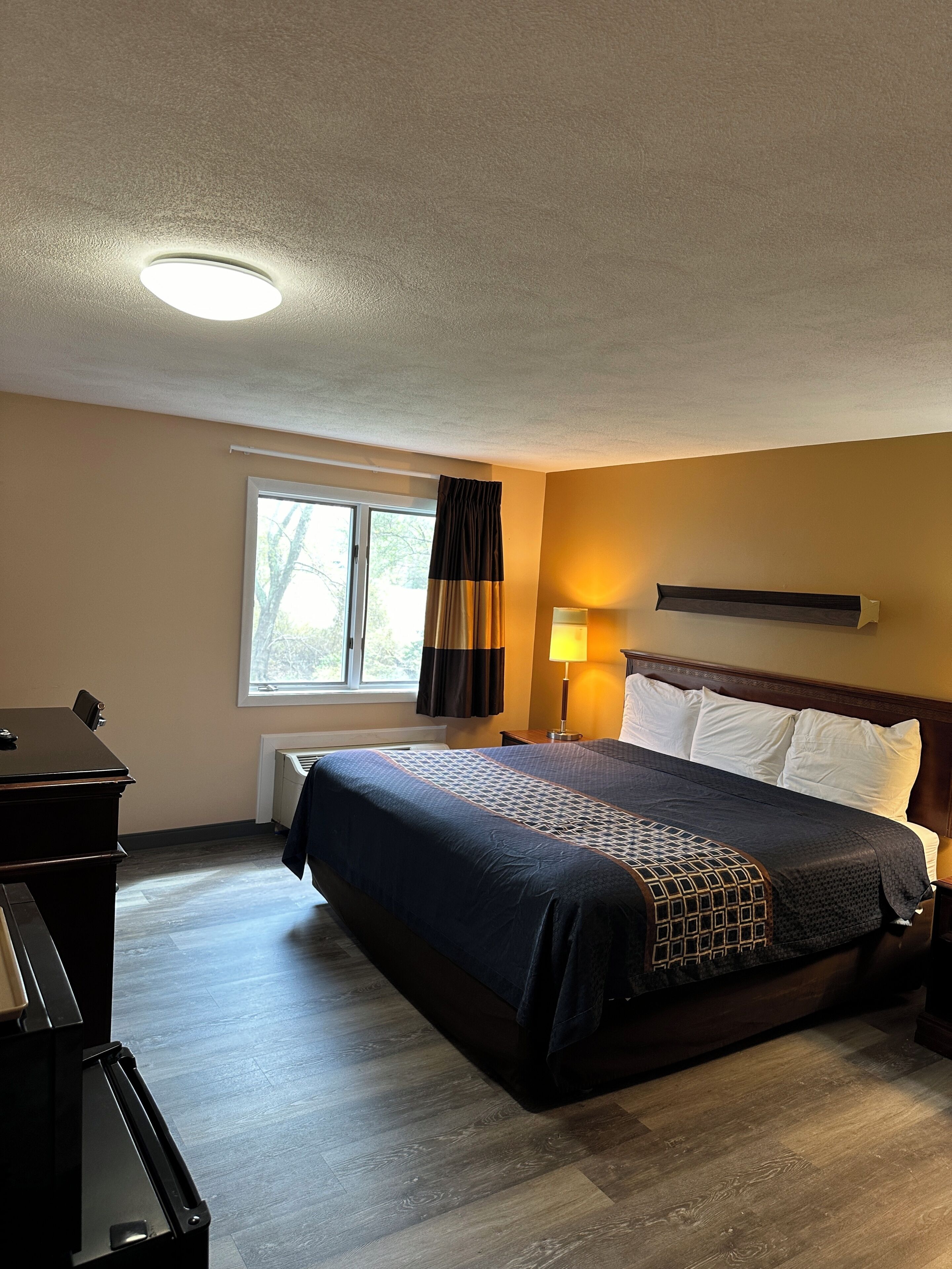 Standard Room, 1 King Bed