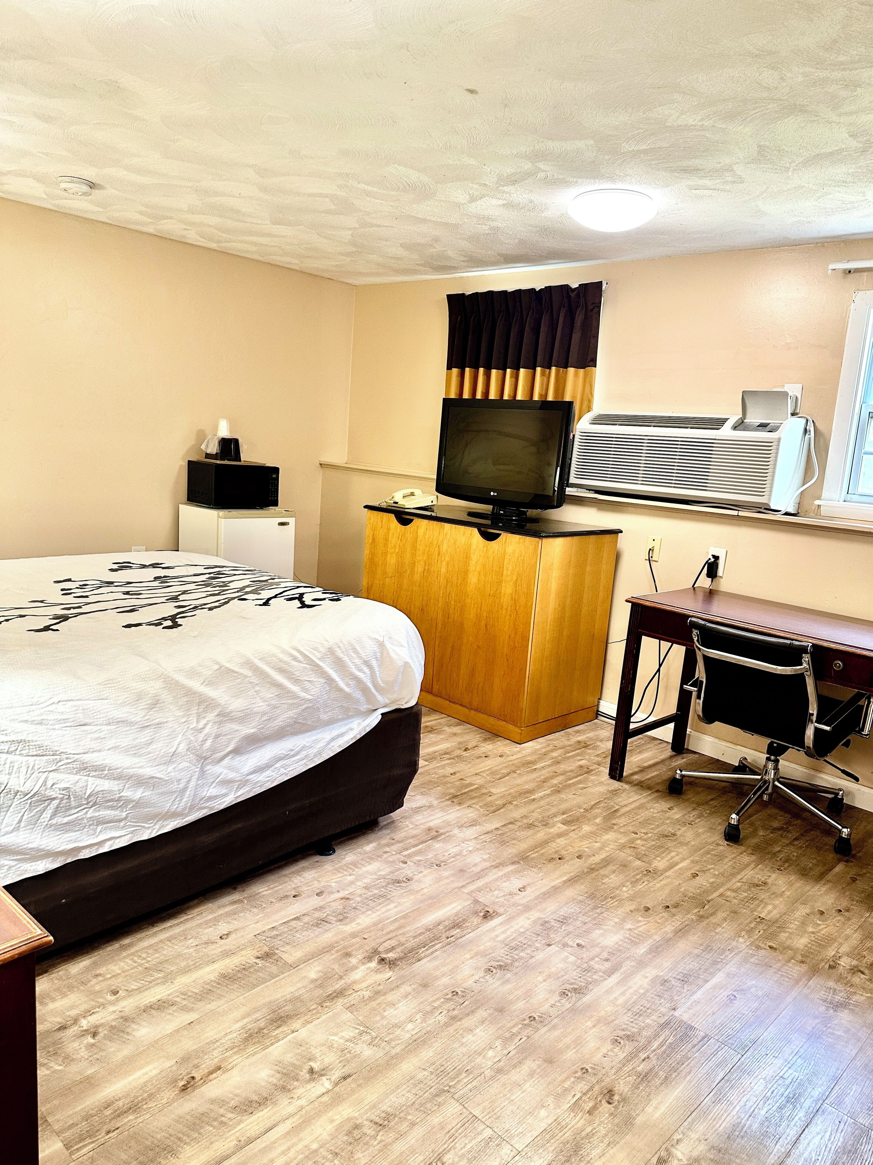 Basic Room, 1 Queen Bed, Ground Floor