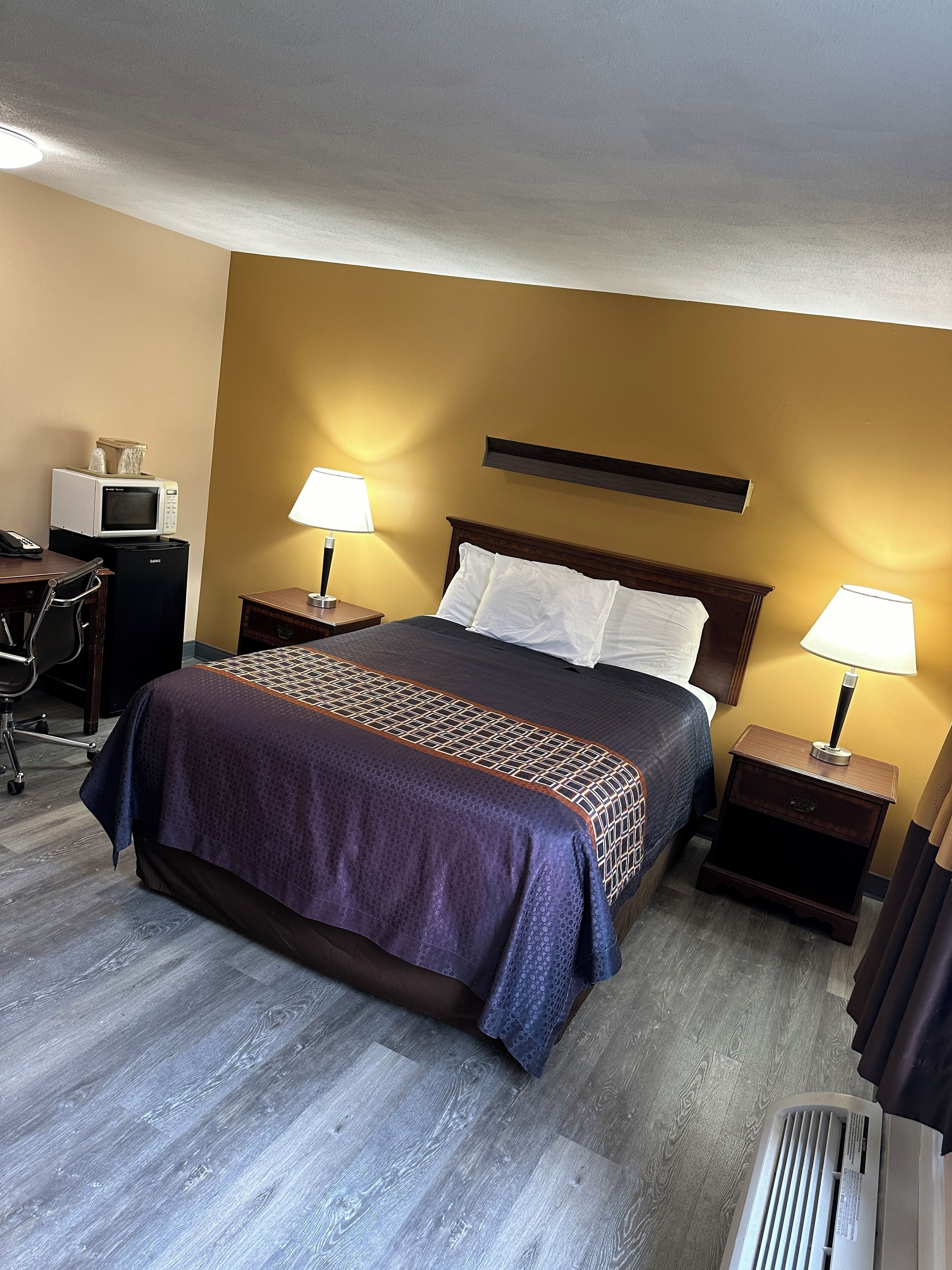 Standard Room, 1 Queen Bed
