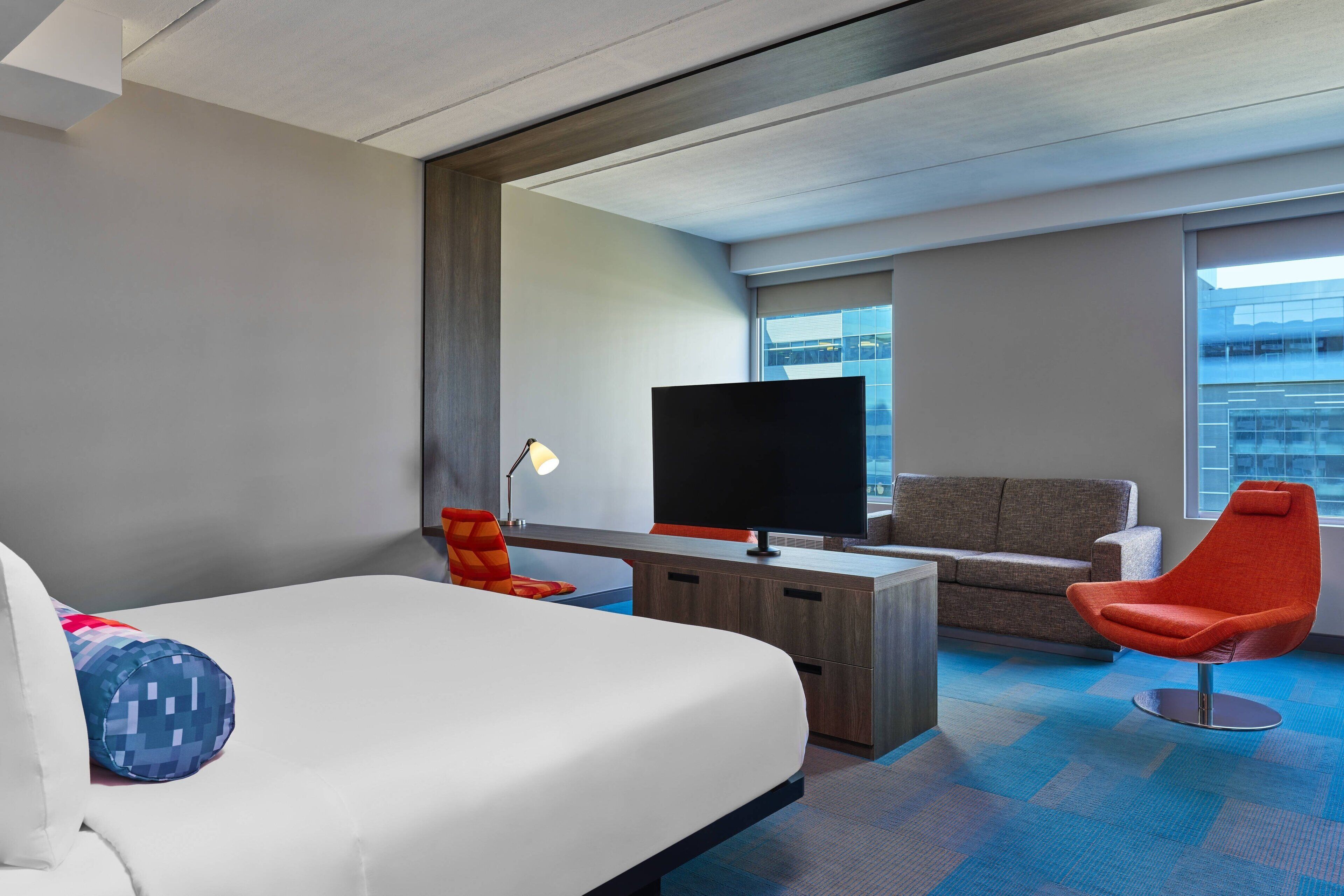 Suite, 1 King Bed with Sofa bed, Corner