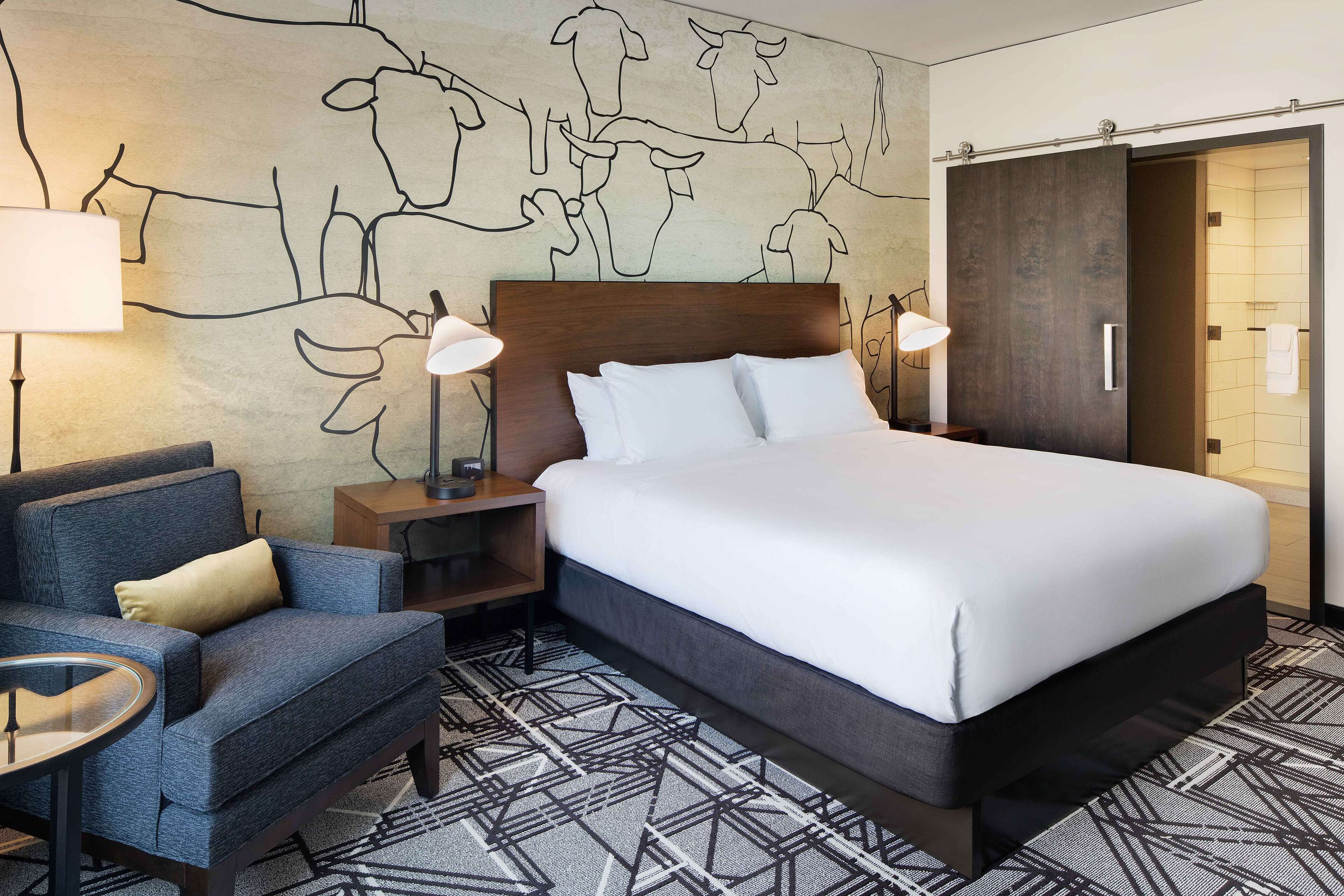 Room, 1 King Bed, Accessible, Non Smoking (Roll-in Shower)