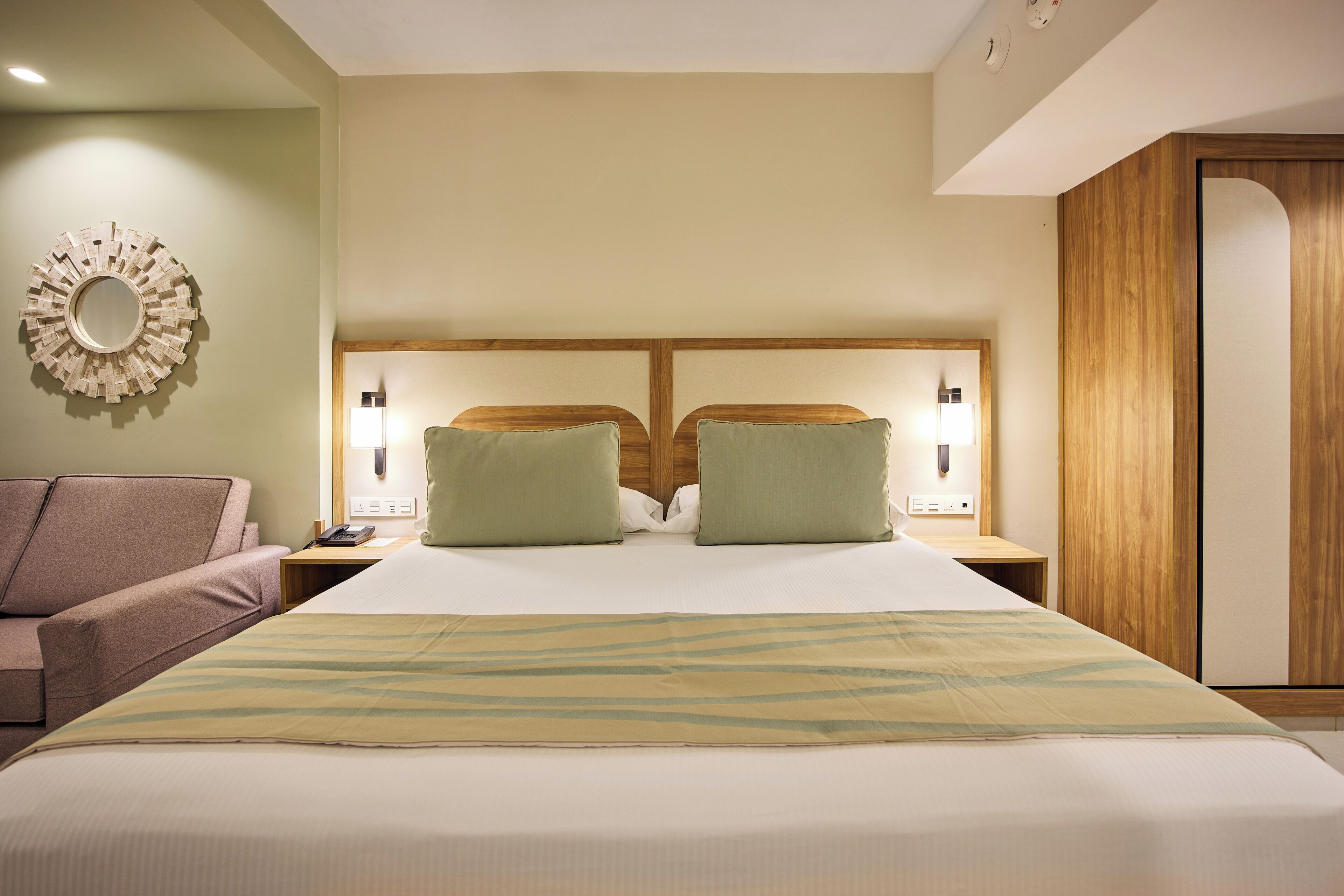Double Room (U)