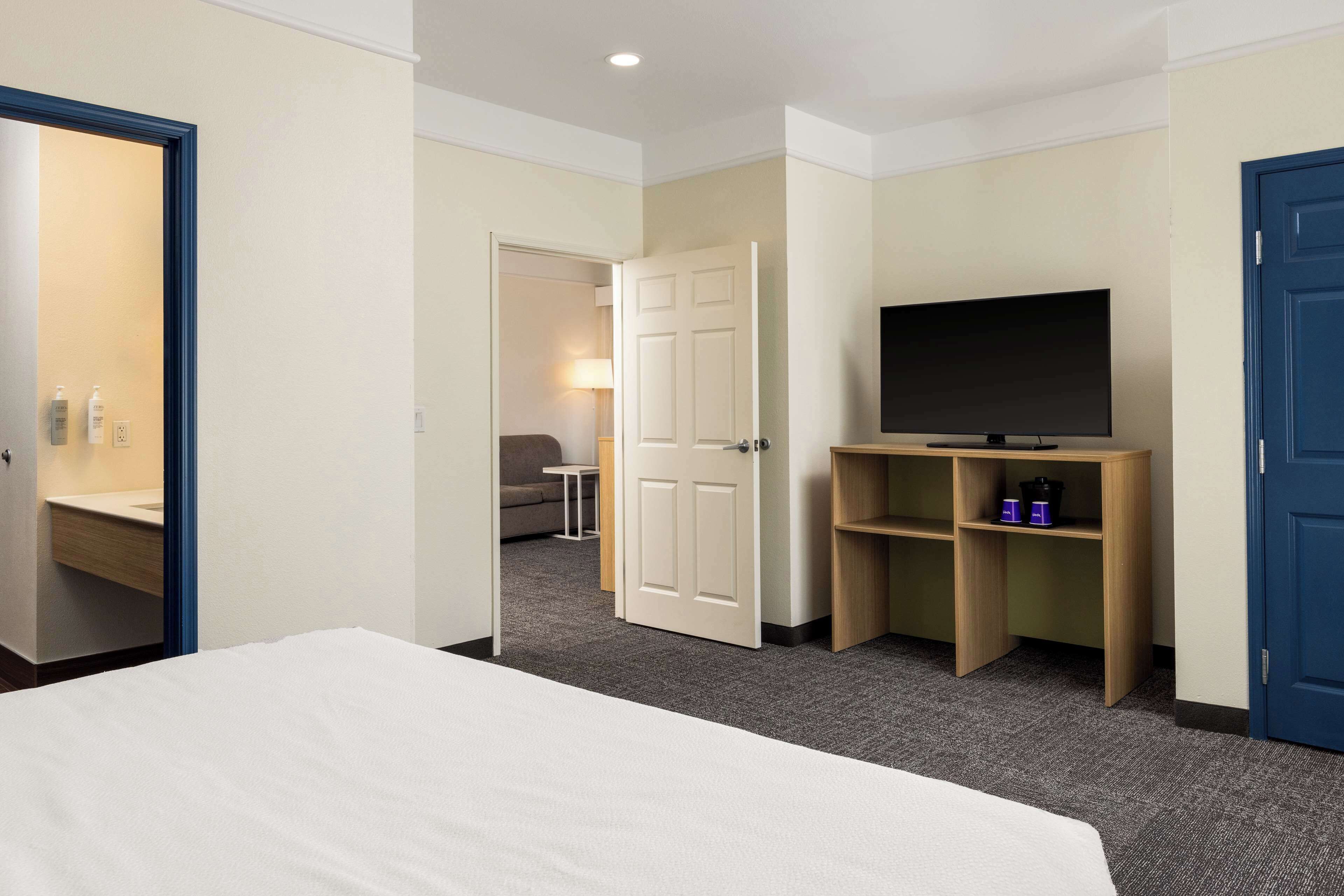 Suite, 1 King Bed, Accessible (Hearing)