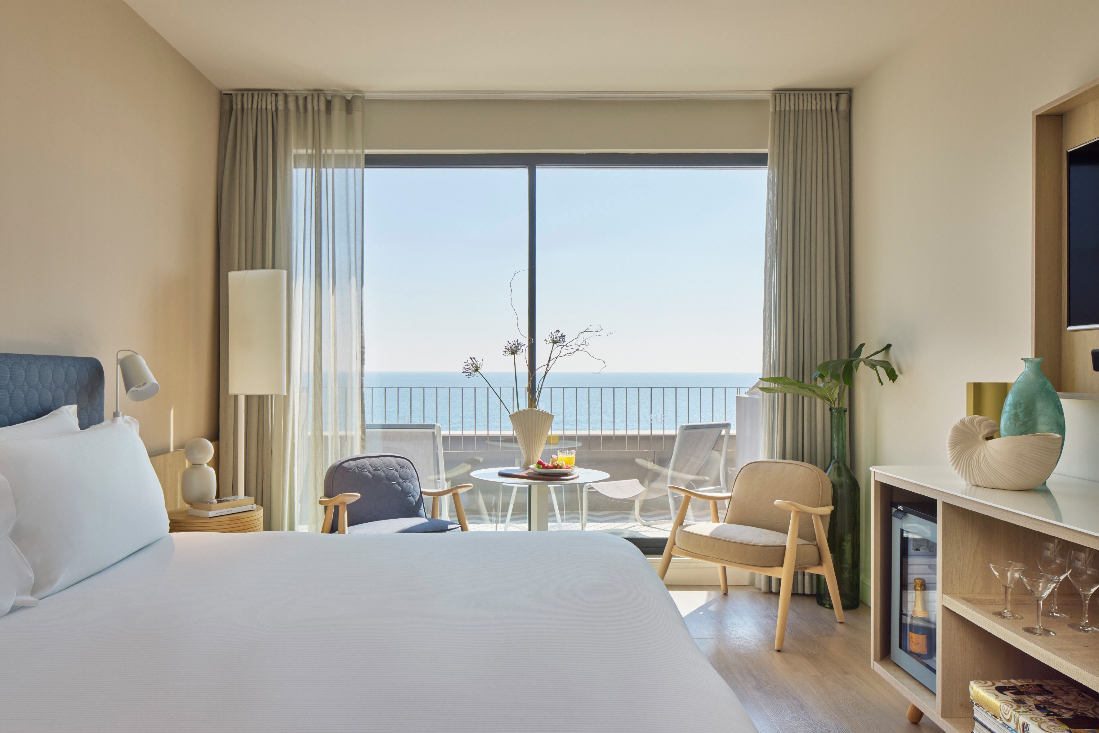 ME, Superior Room, Bathtub, Sea View