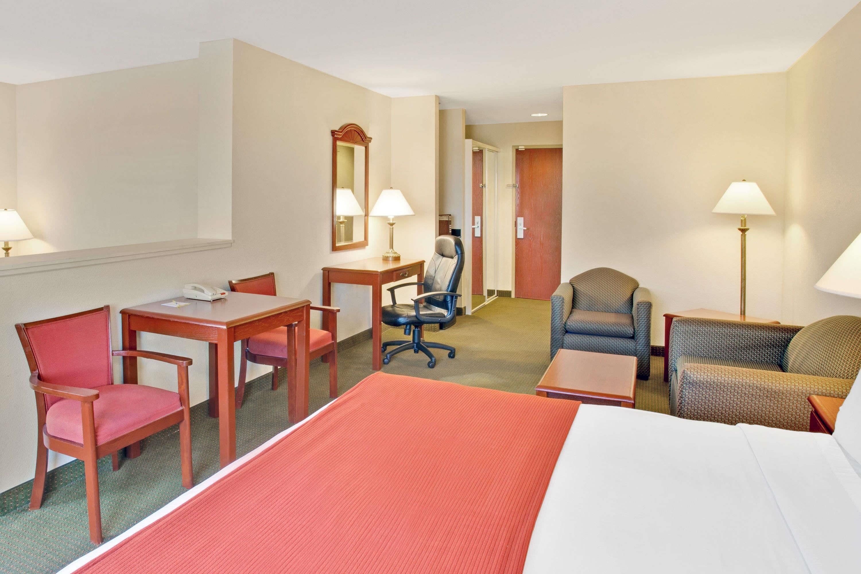 2 King Beds, Business Room, Non-Smoking