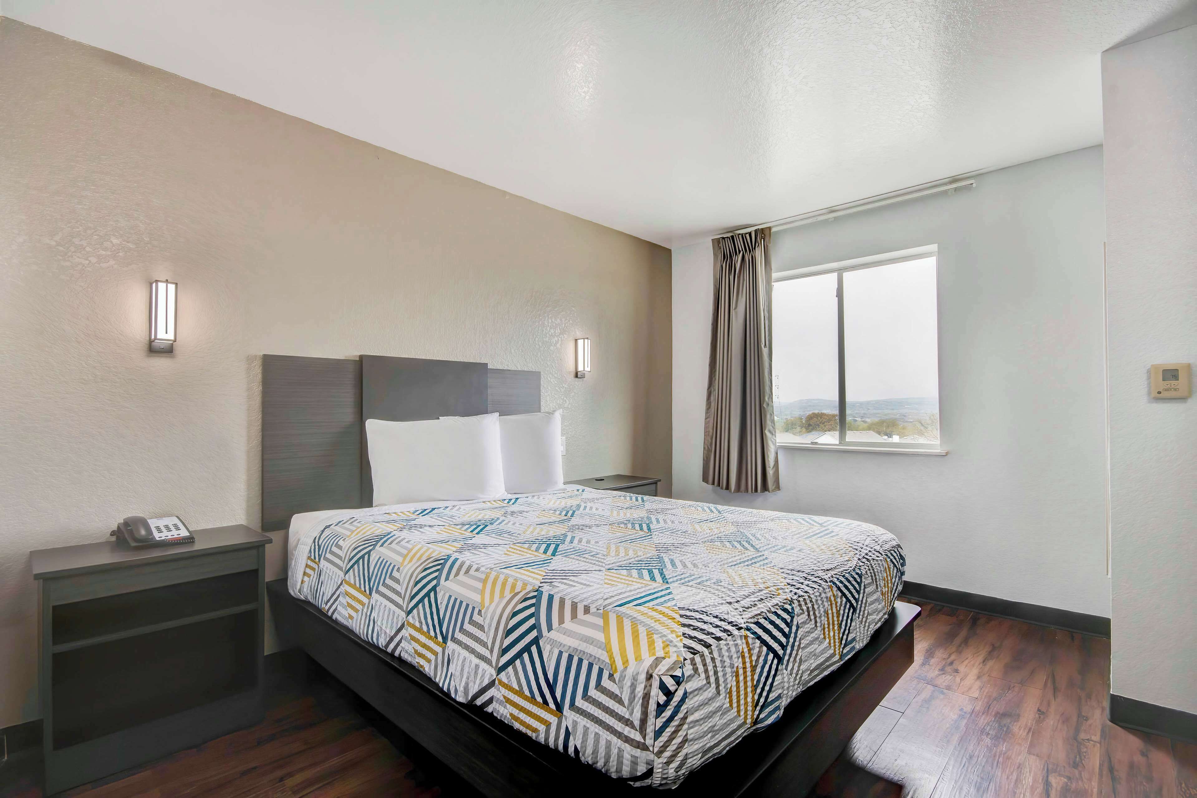 Deluxe Room, 1 Queen Bed, Non Smoking, Refrigerator & Microwave