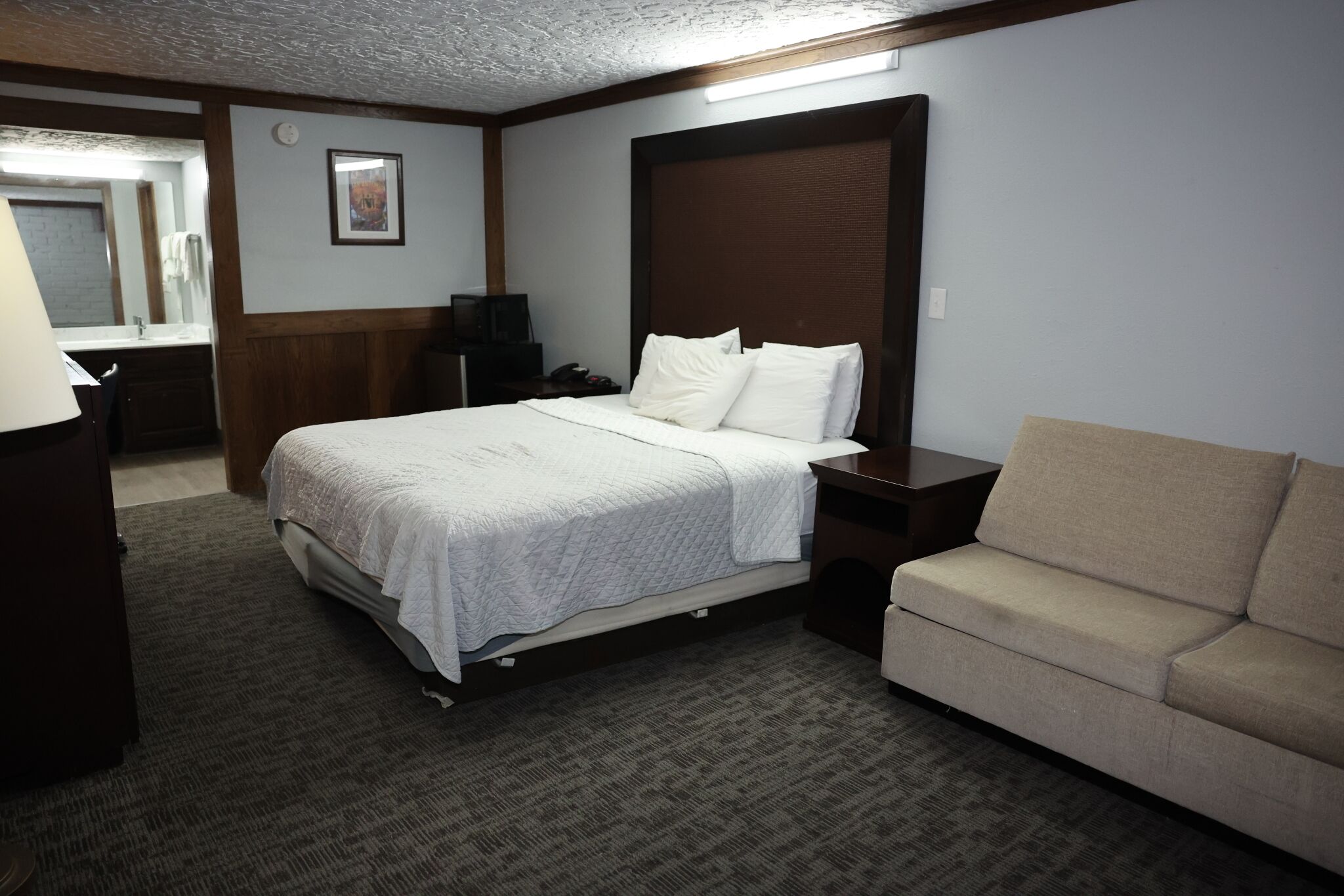 Business Studio Suite, 1 King Bed, Refrigerator & Microwave