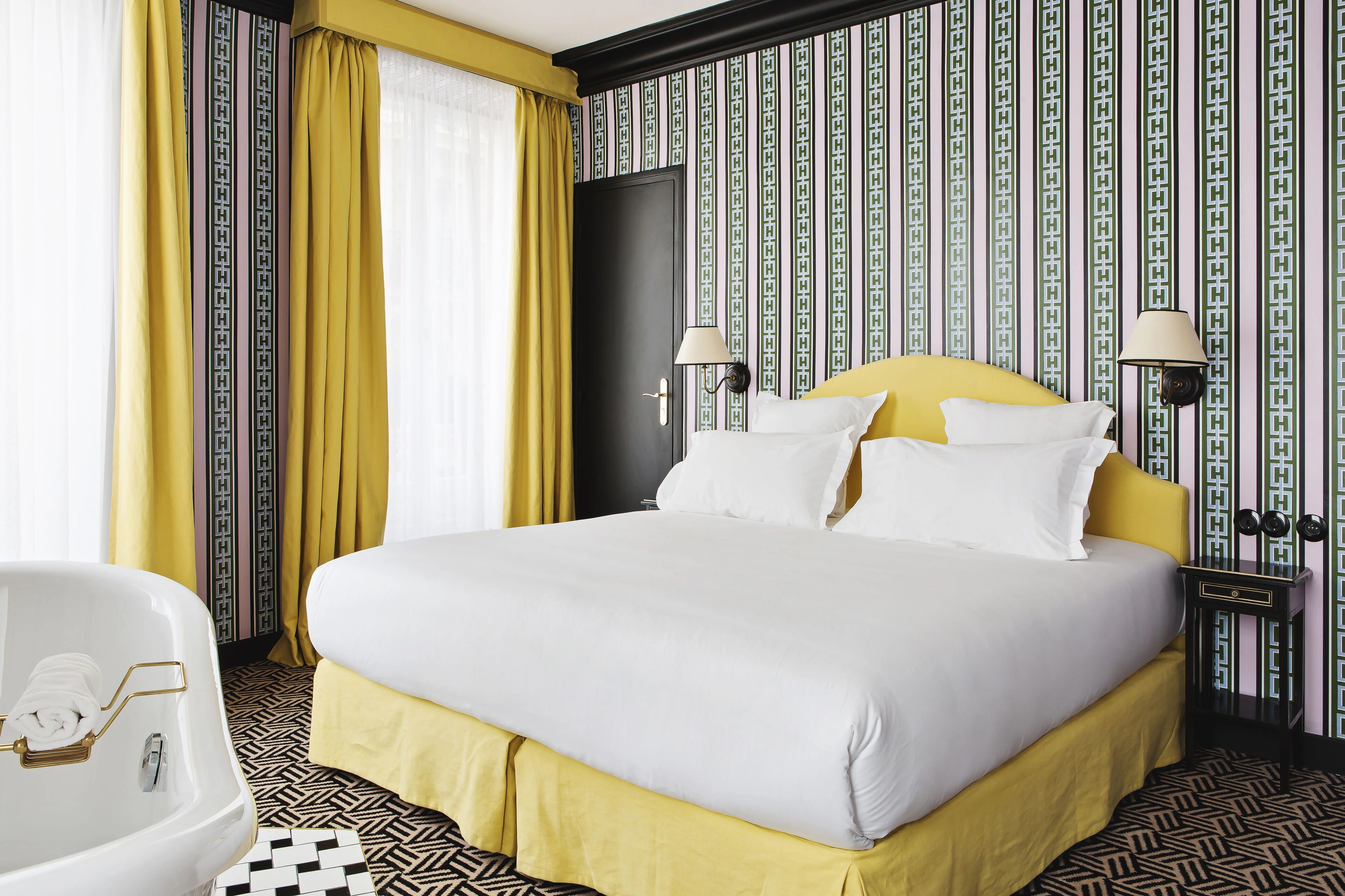 Deluxe Suite, 1 King Bed with Sofa bed, Bathtub