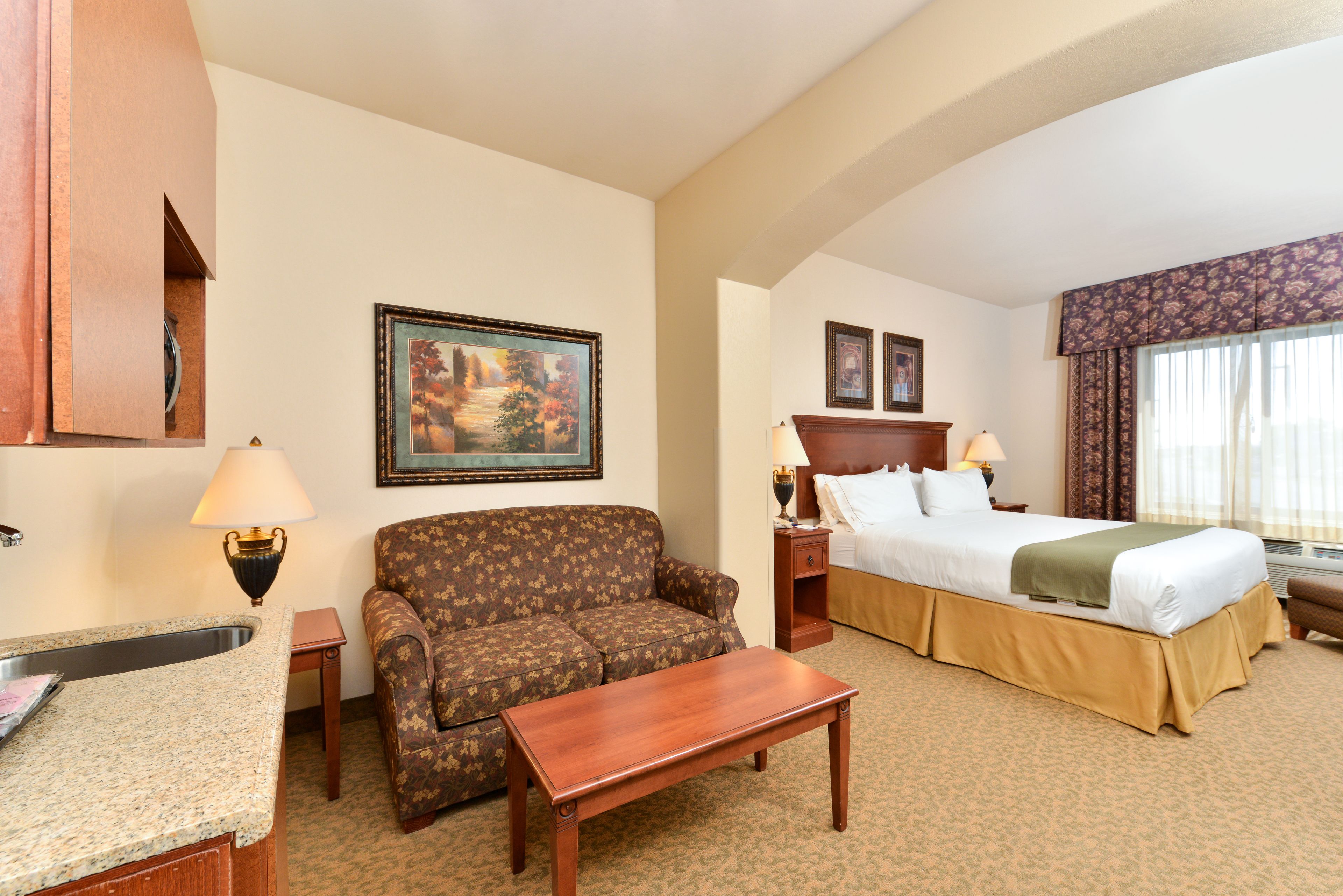 Suite, 1 King Bed, Mobility Accessible (Communications, Accessible Tub)