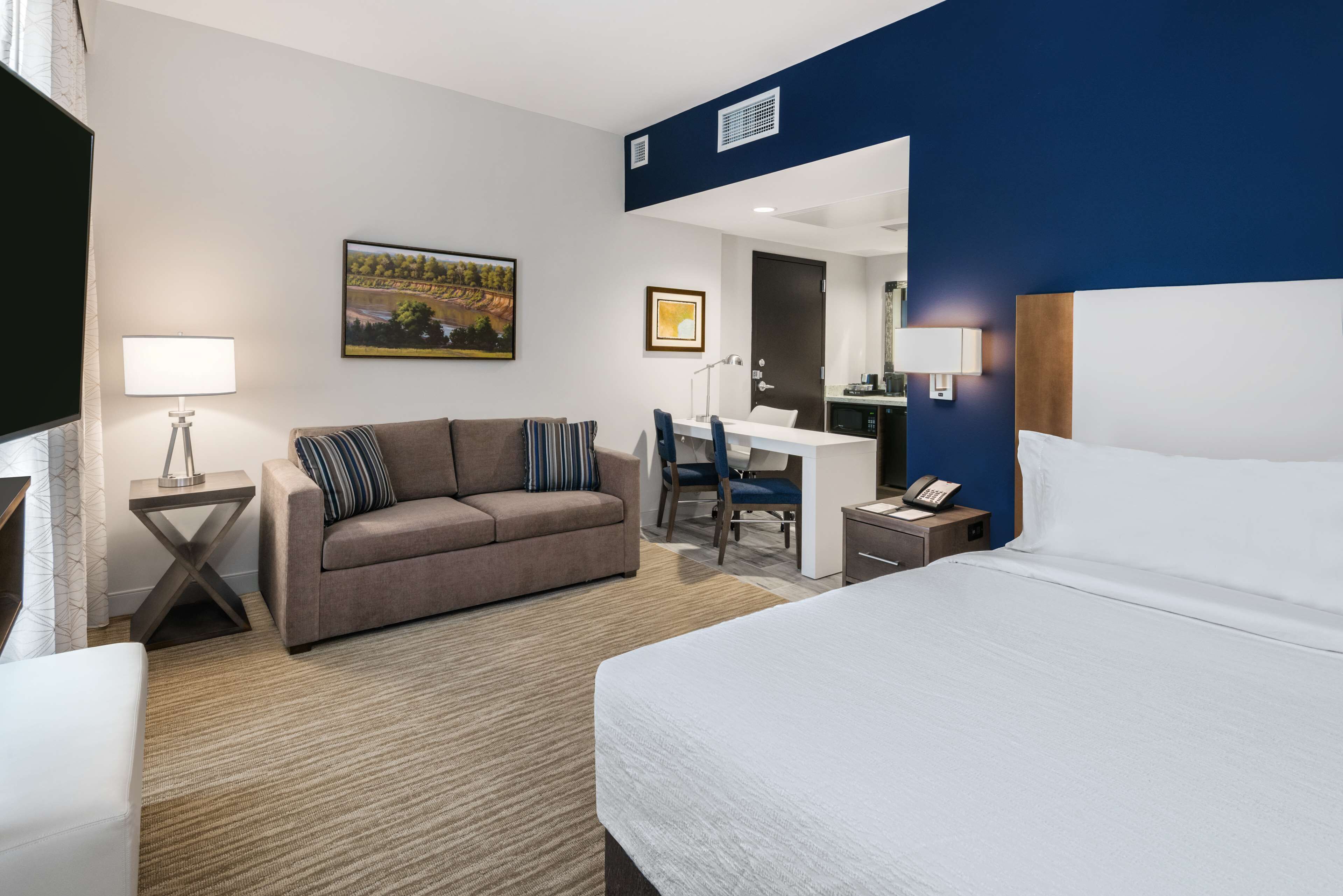 Suite, 1 King Bed, Accessible, Bathtub
