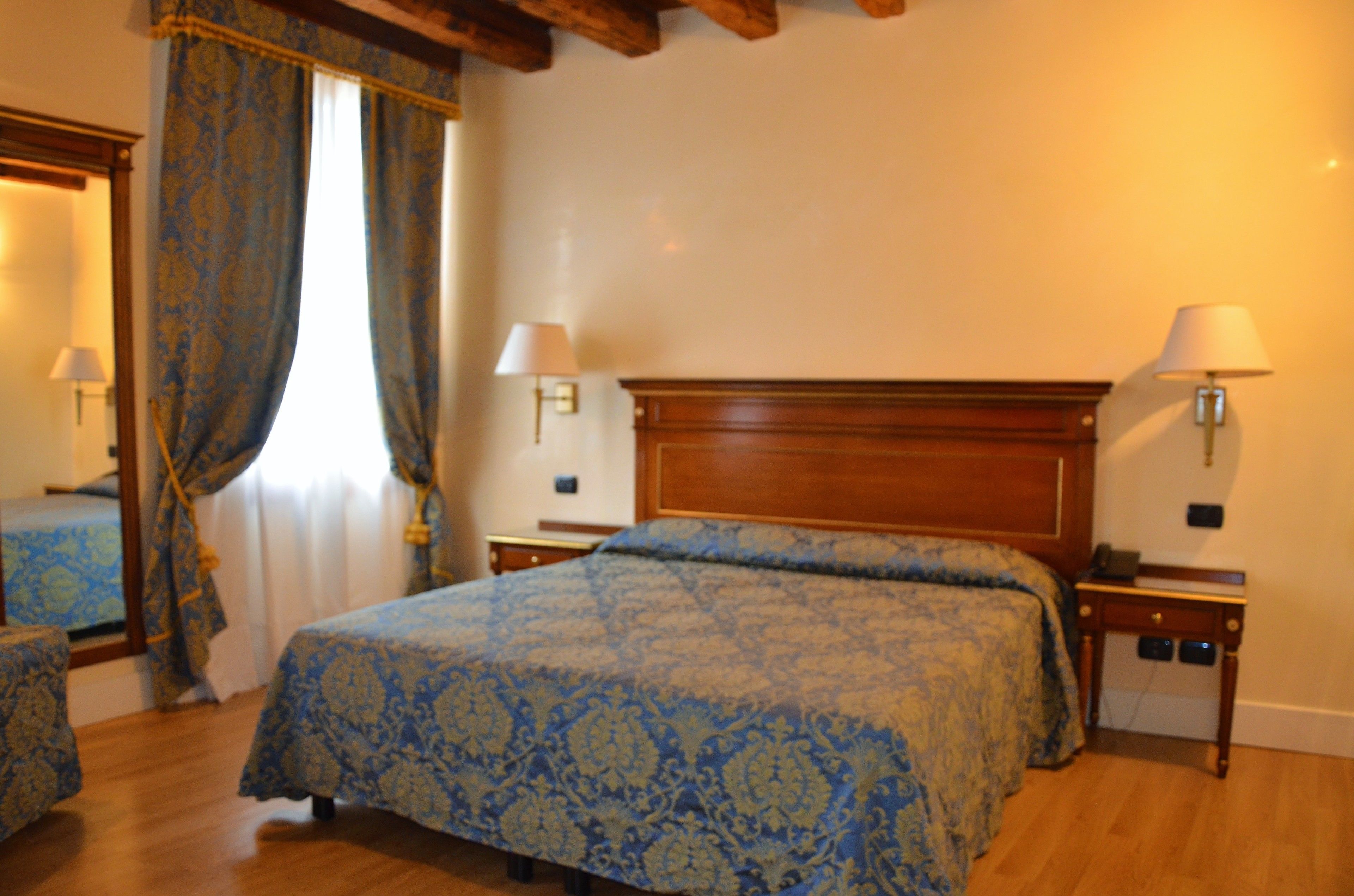 Comfort Double Room, Bathtub, Canal View