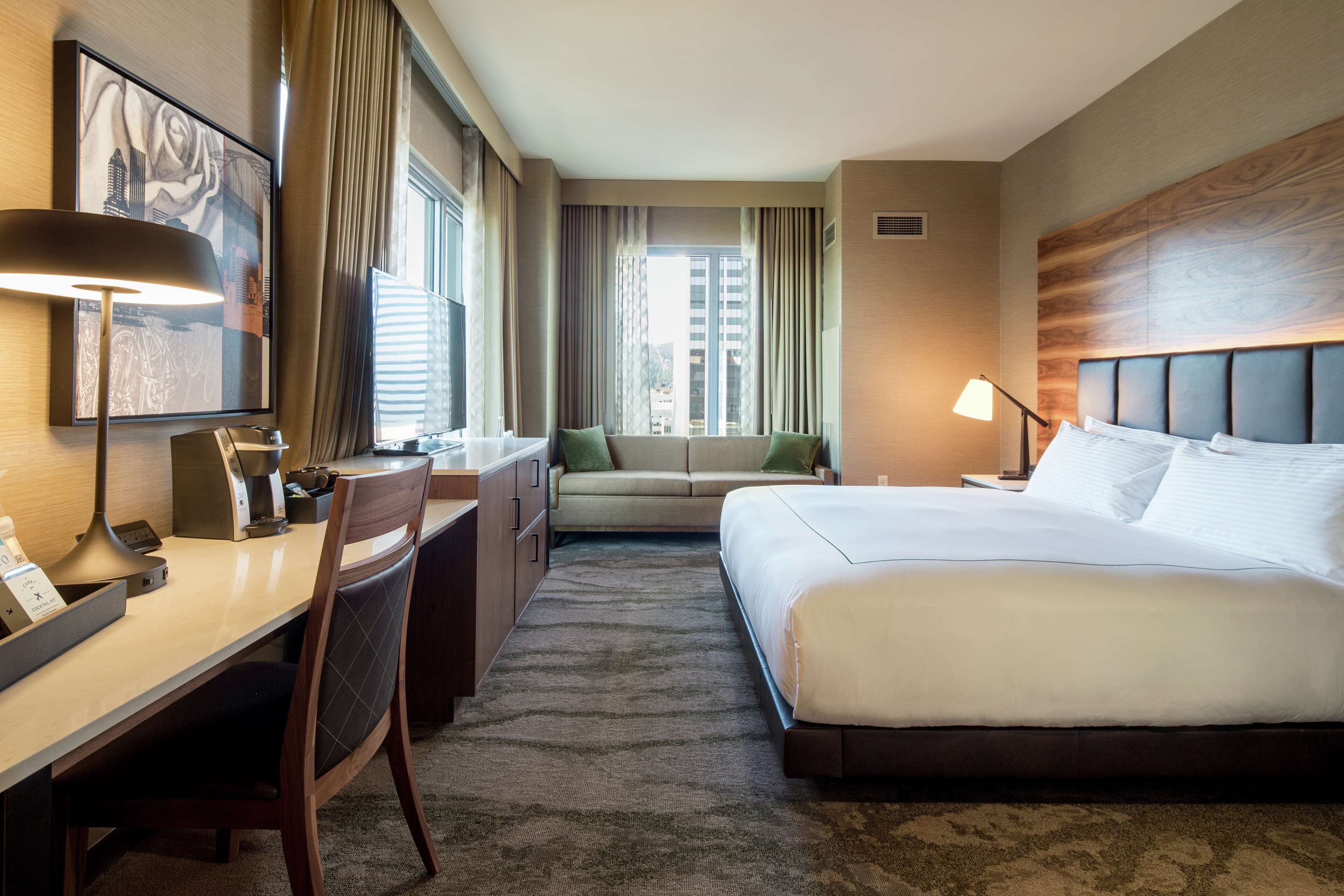 Room, 1 King Bed, City View, Corner