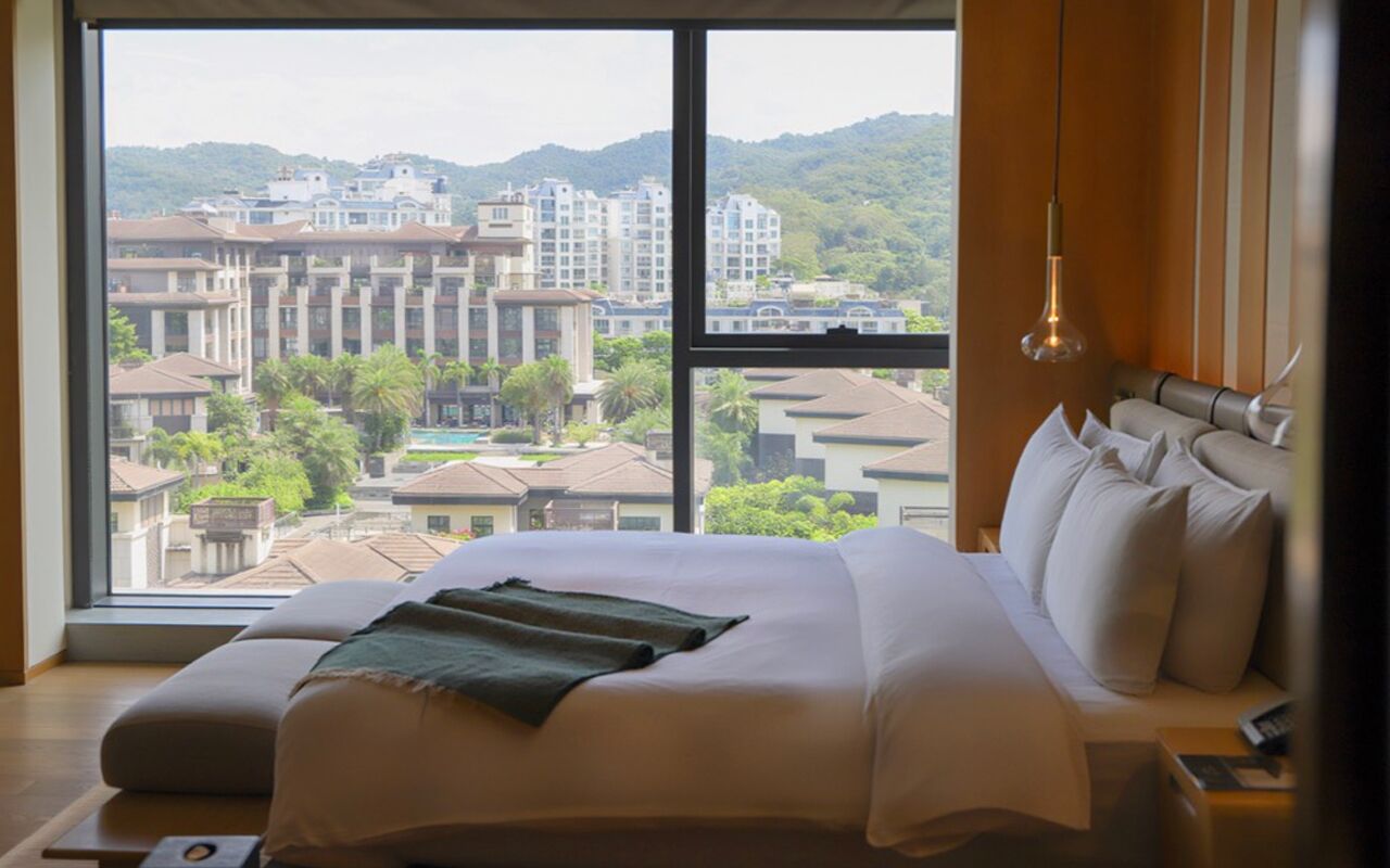Deluxe Room, 1 King Bed, Bathtub, Mountain View