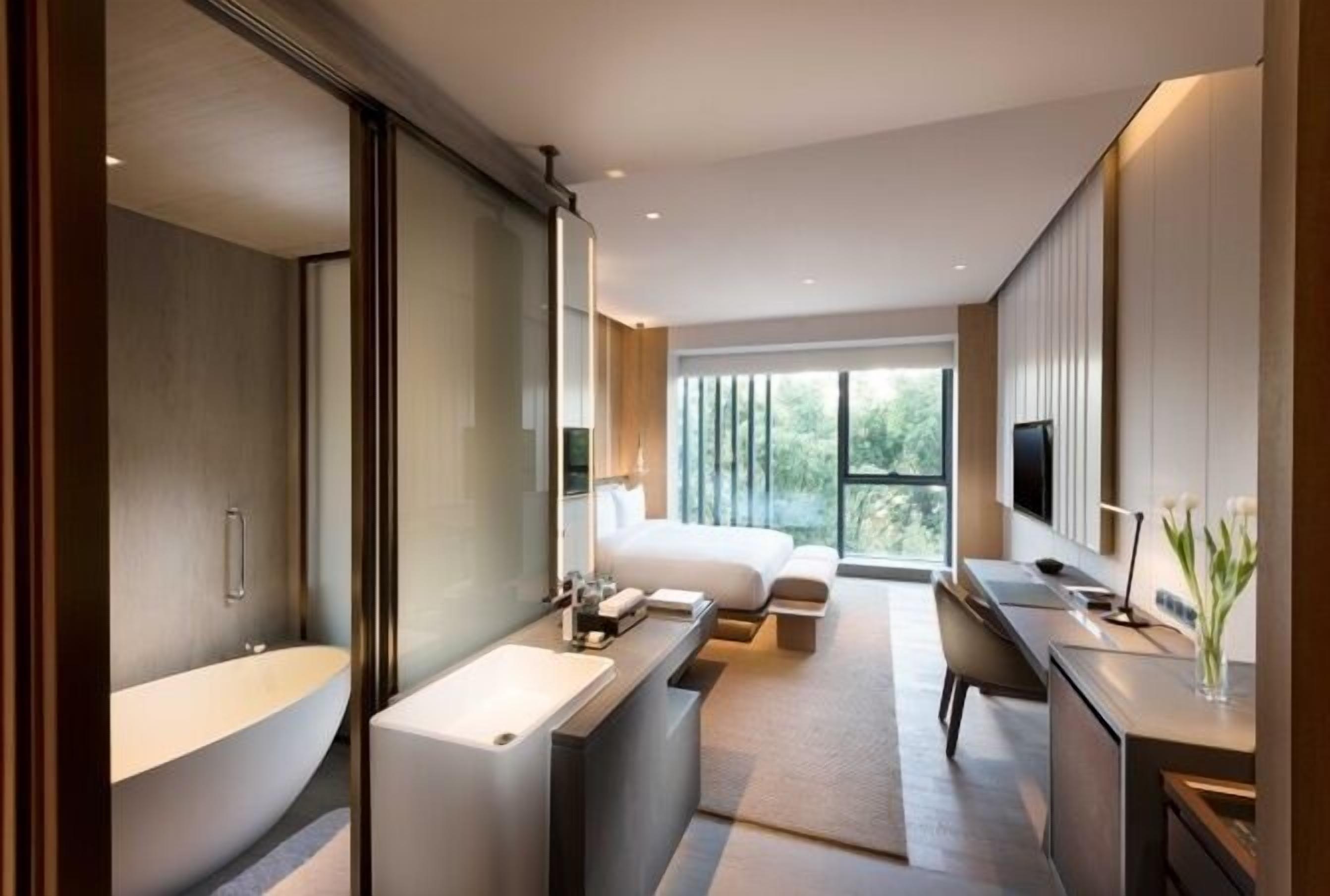 Family Room, 1 King Bed, Bathtub, City View