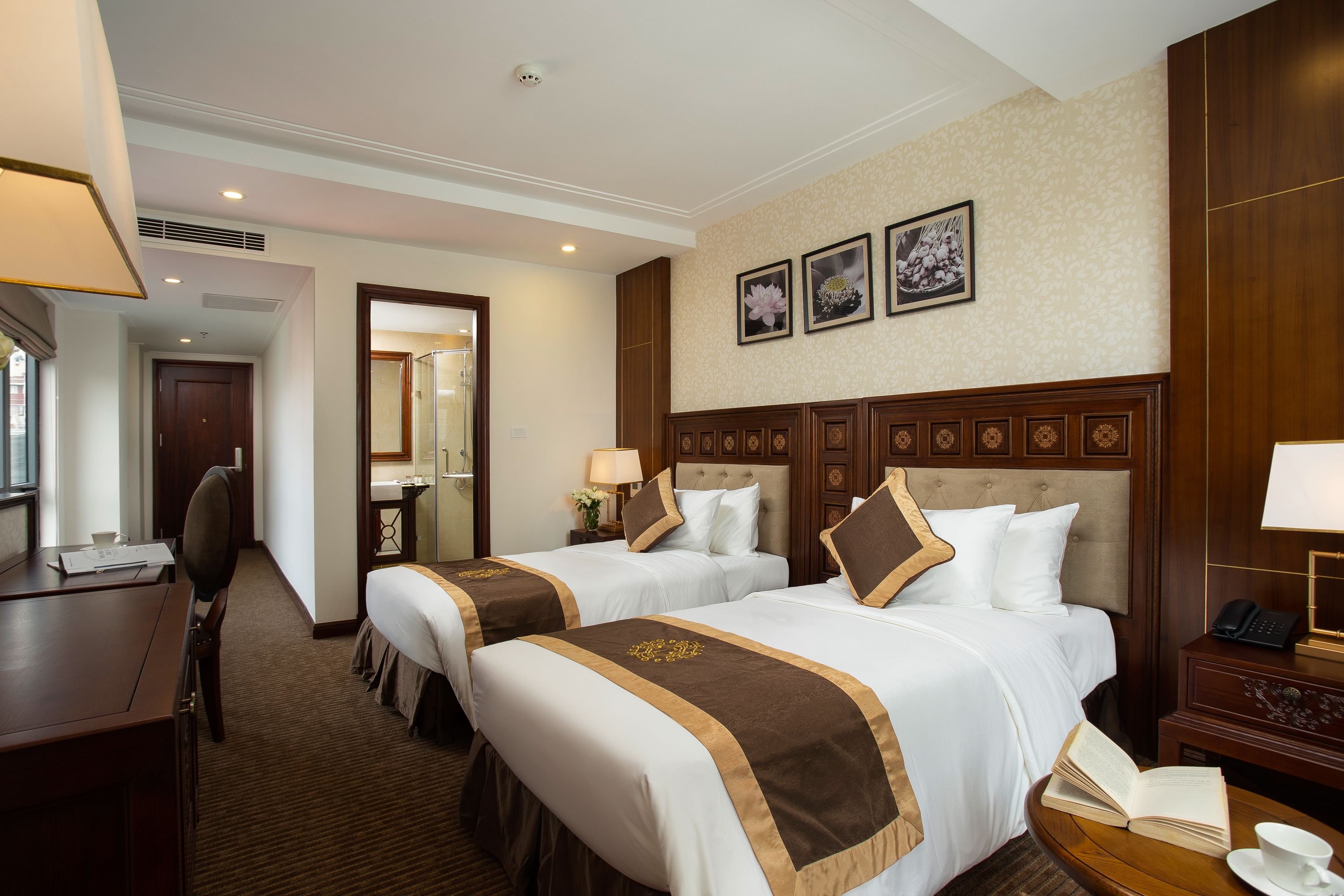 Junior Room, 2 Twin Beds, City View