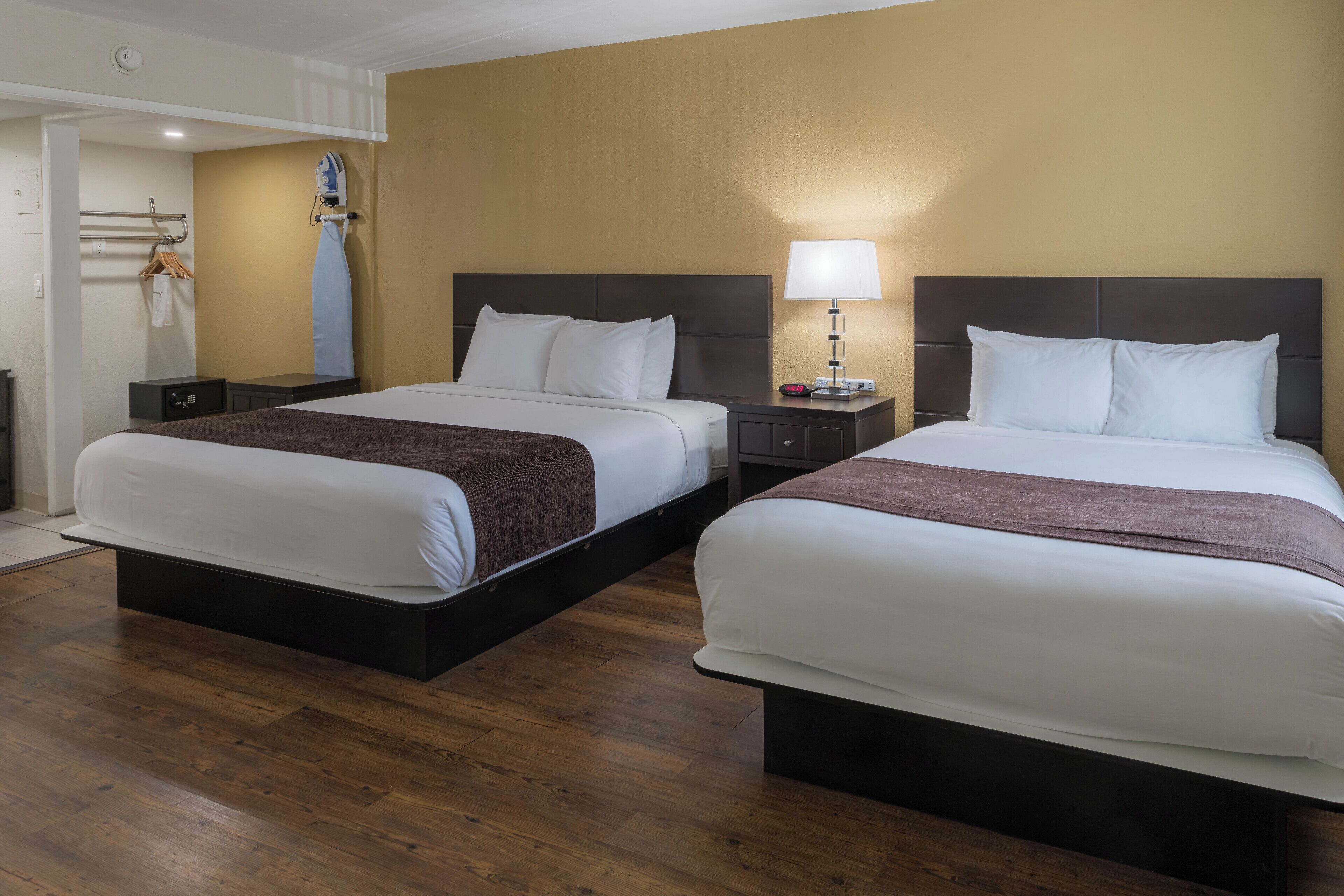 Comfort Room 1 King & 1 Queen Bed, Non Smoking