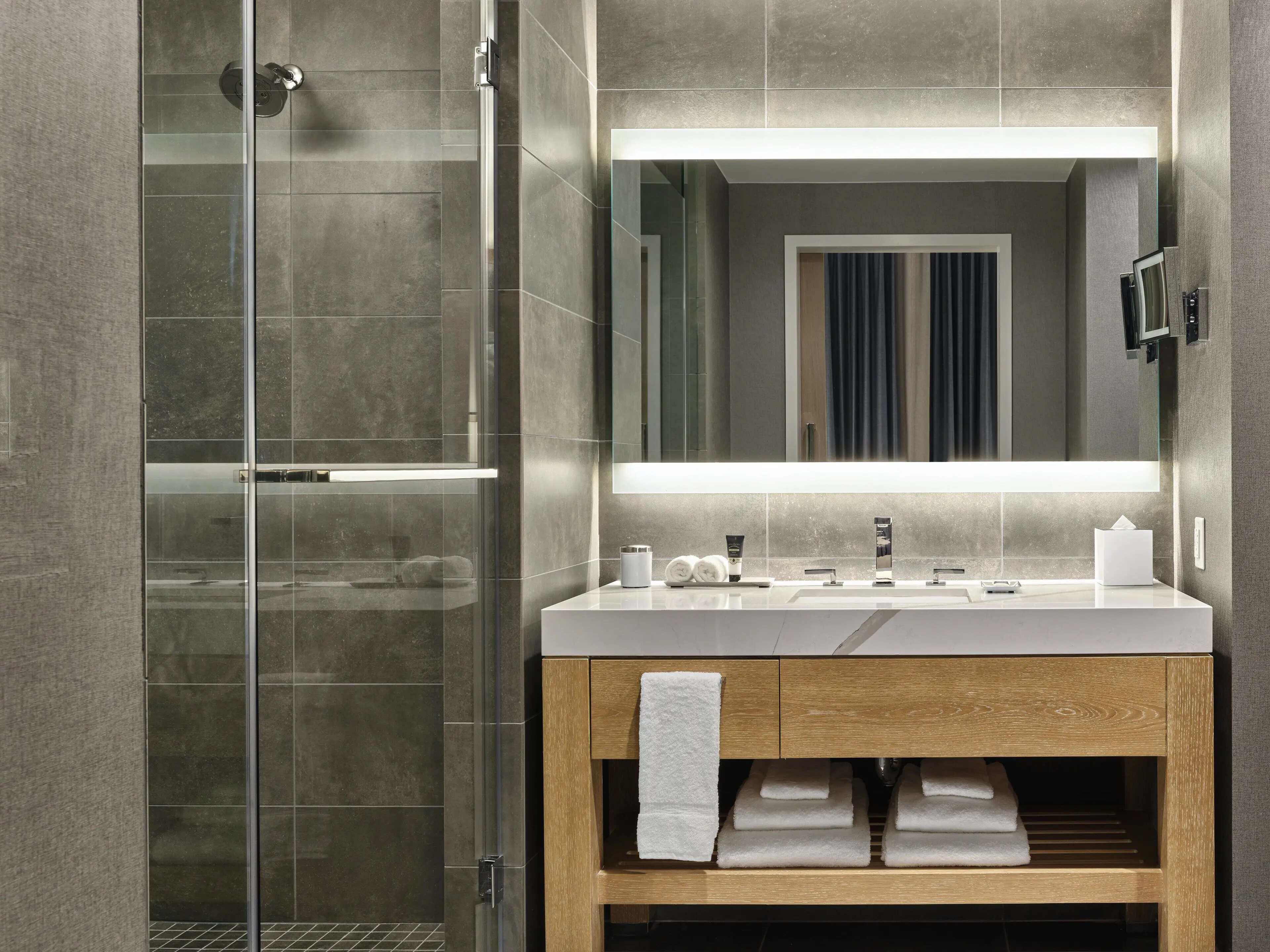 Deluxe Room, 1 King Bed, Accessible (Mobility/Hearing/Bathtub) Deluxe Room, 1 King Bed, Accessible (Mobility/Hearing/Bathtub)