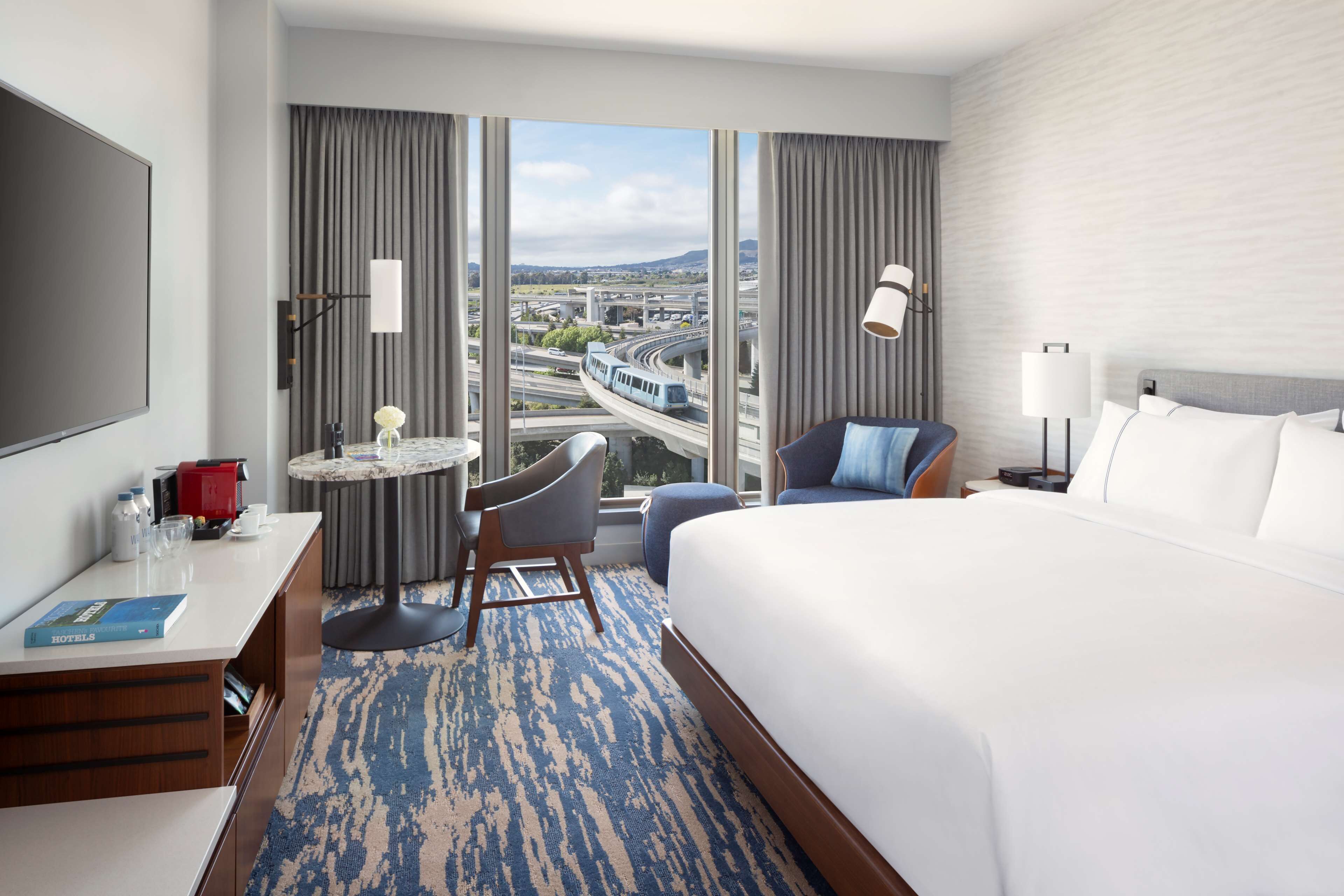 Room, 1 King Bed (Runway View)
