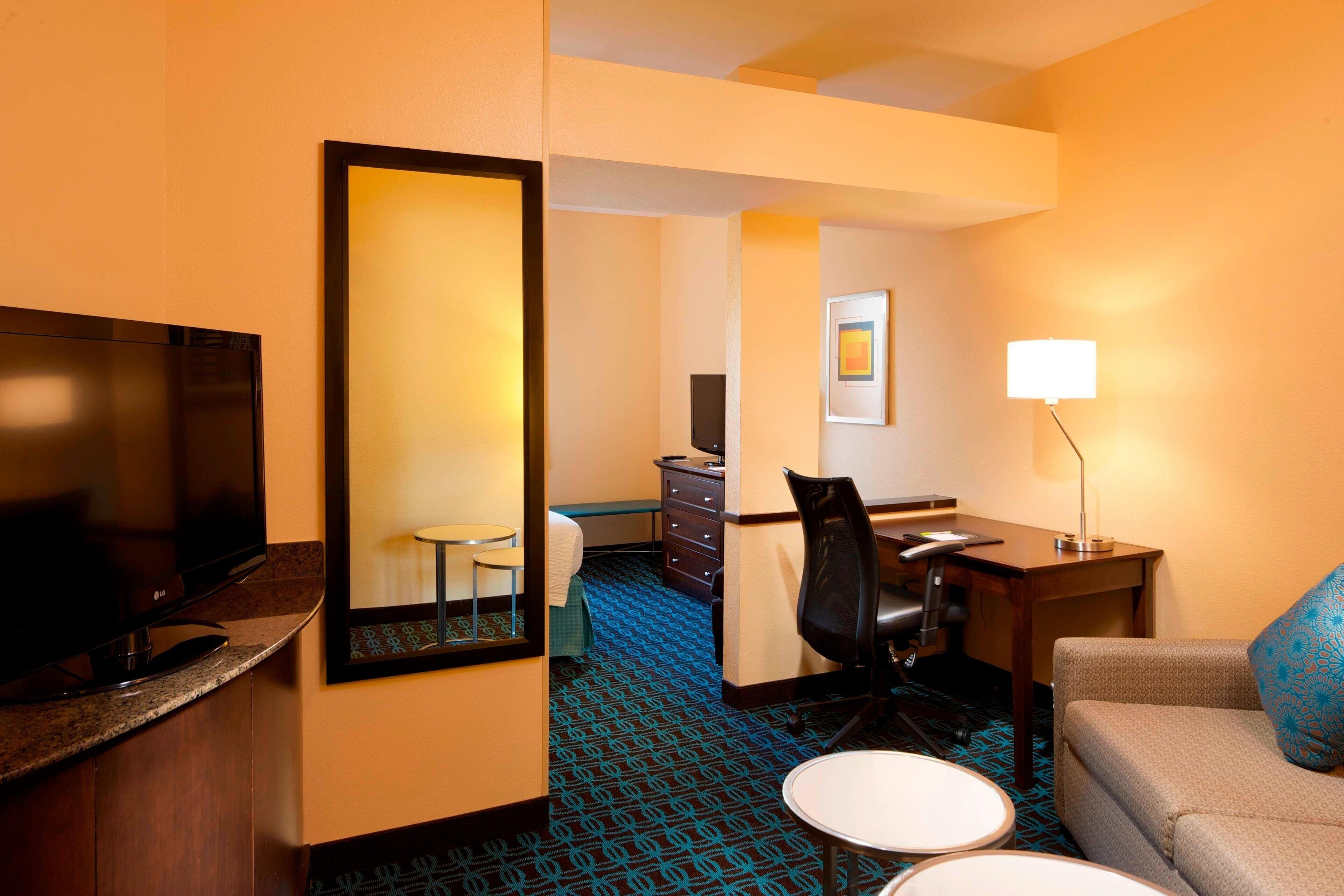Suite, 1 King Bed with Sofa bed, Hearing Accessible (Accessible Bathtub)