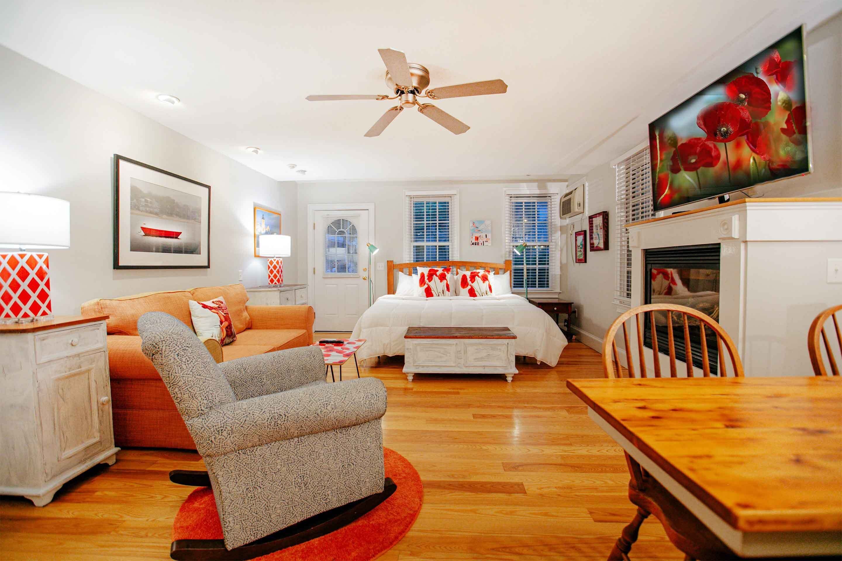 Family Room, 1 King Bed, Private Bathroom