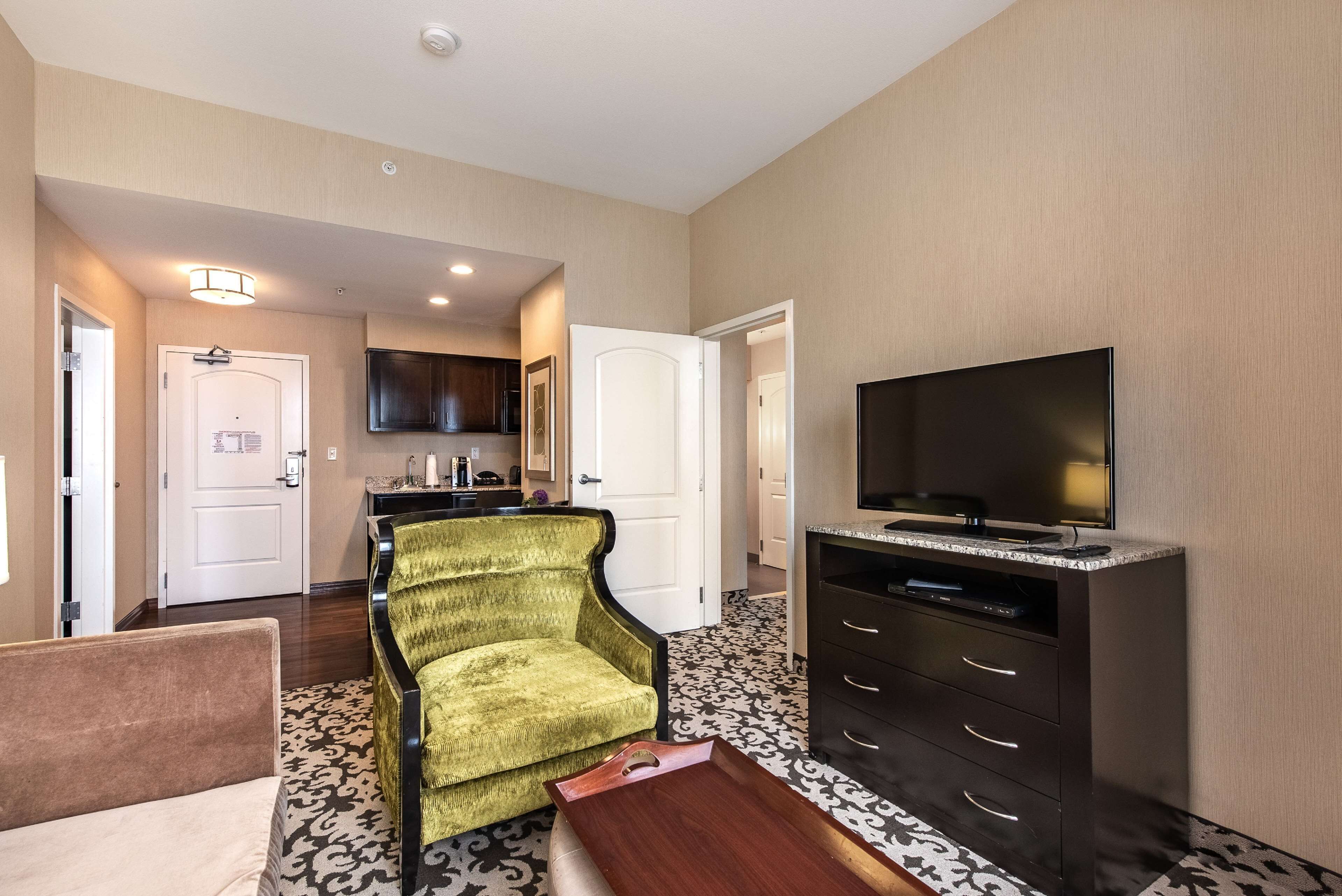Suite, 1 King Bed, Accessible, Bathtub (Mobility & Hearing)