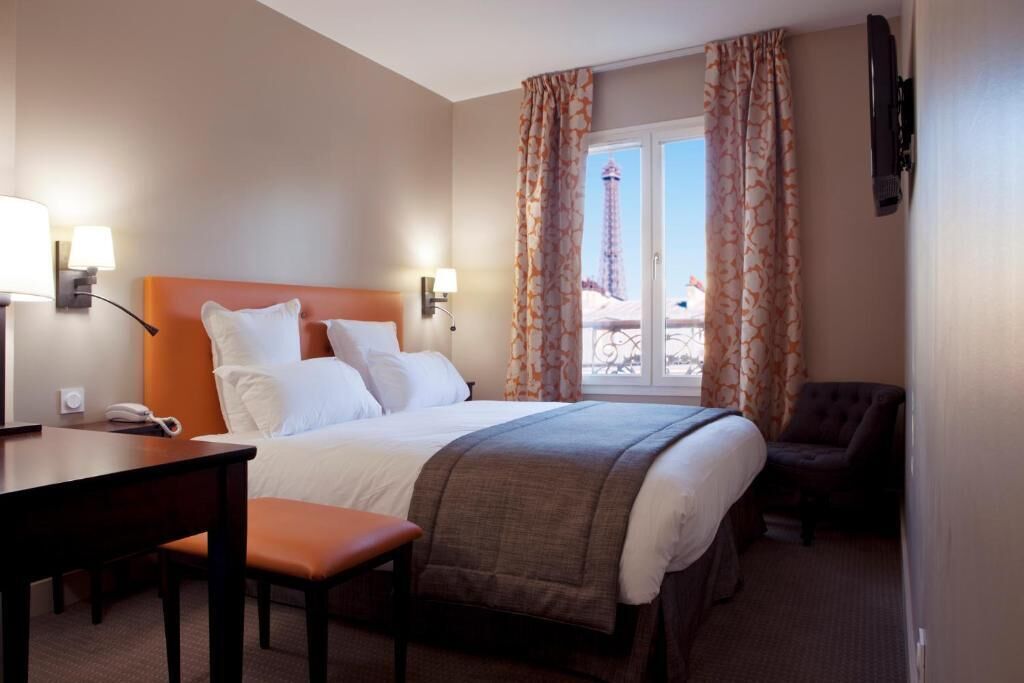 Classic Twin Room Beautiful View of the Eiffel Tower