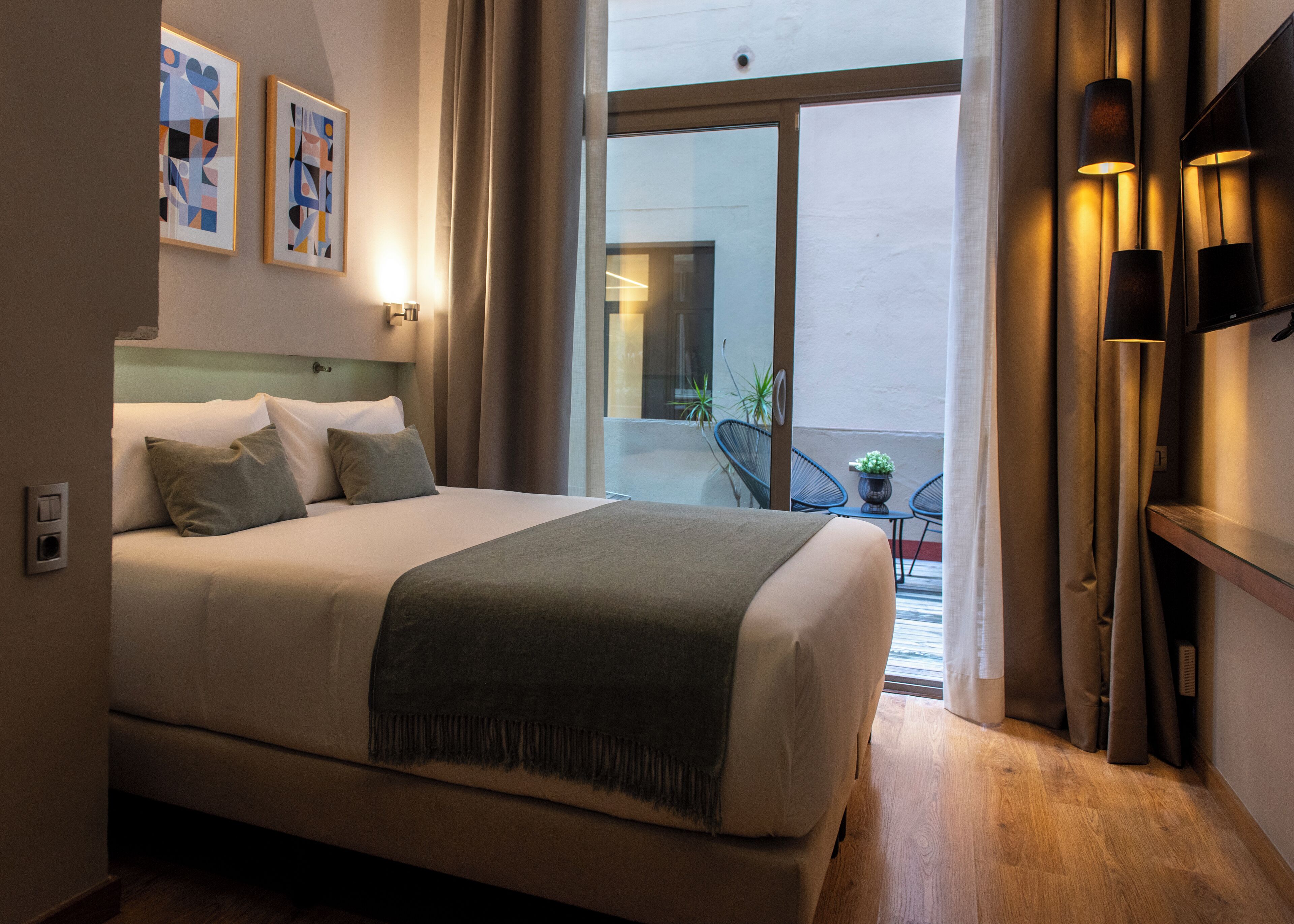 Standard Double Room, 1 King Bed, Courtyard View, Courtyard Area