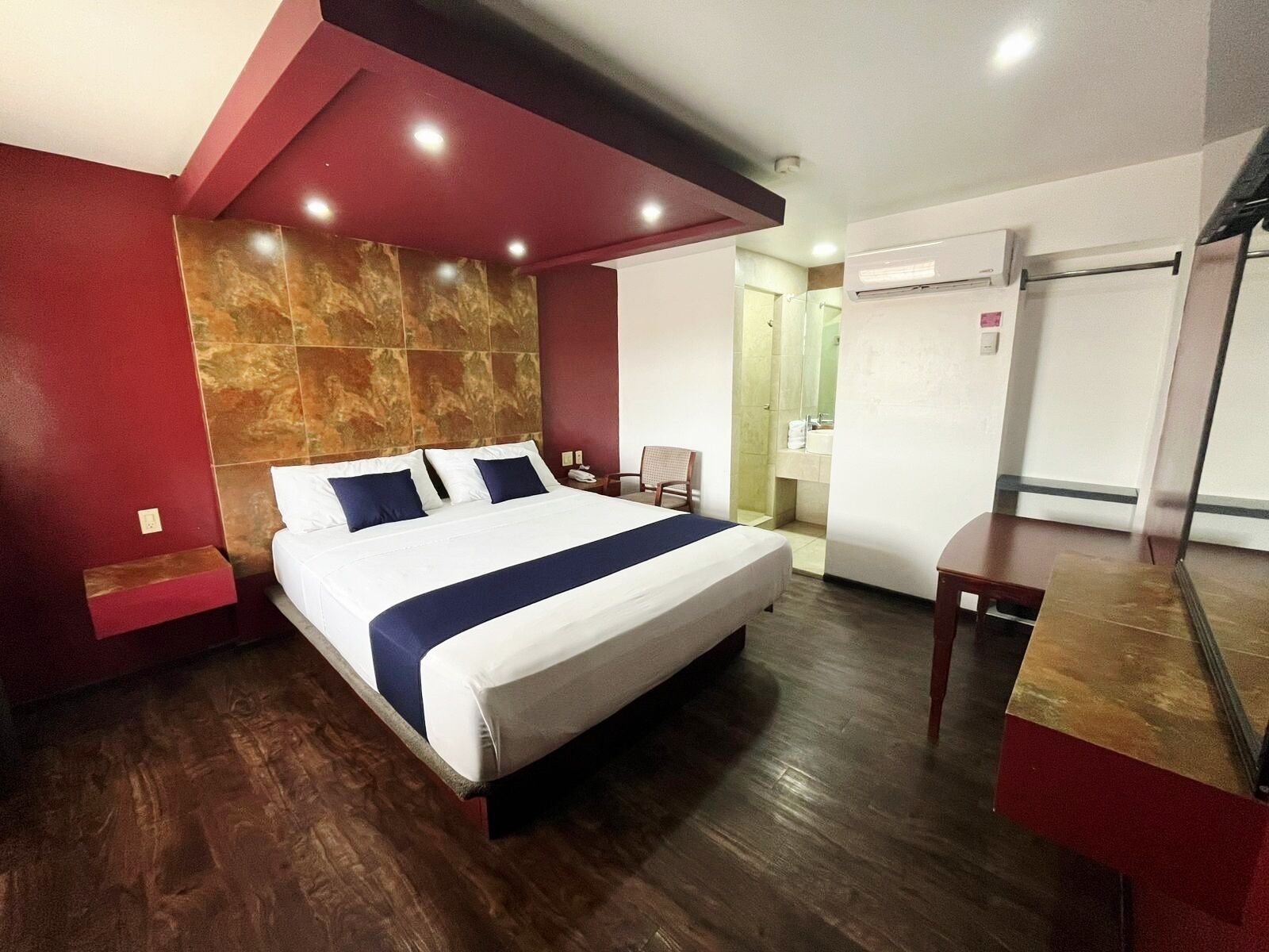 Basic Room, 1 King Bed