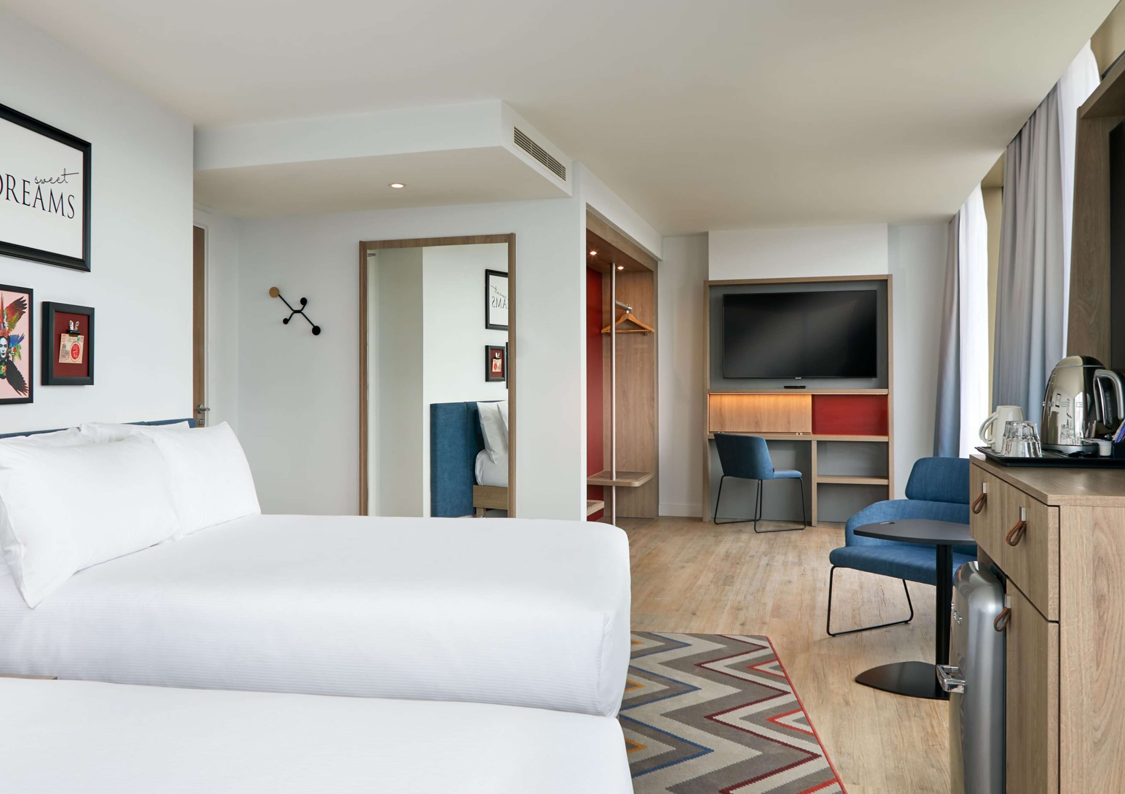 Room, 2 Queen Beds, City View