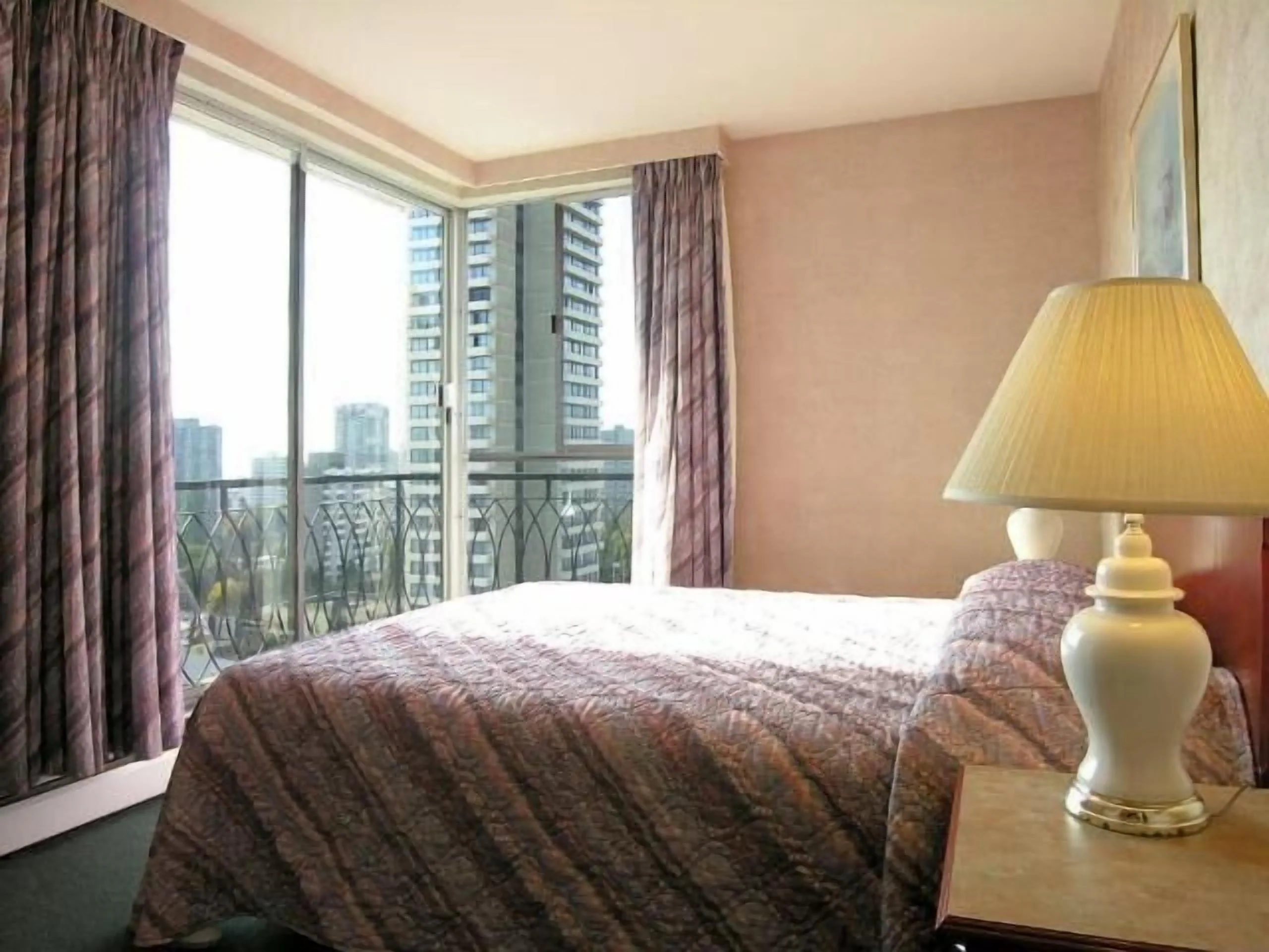 One Bedroom Apartment With Small Balcony