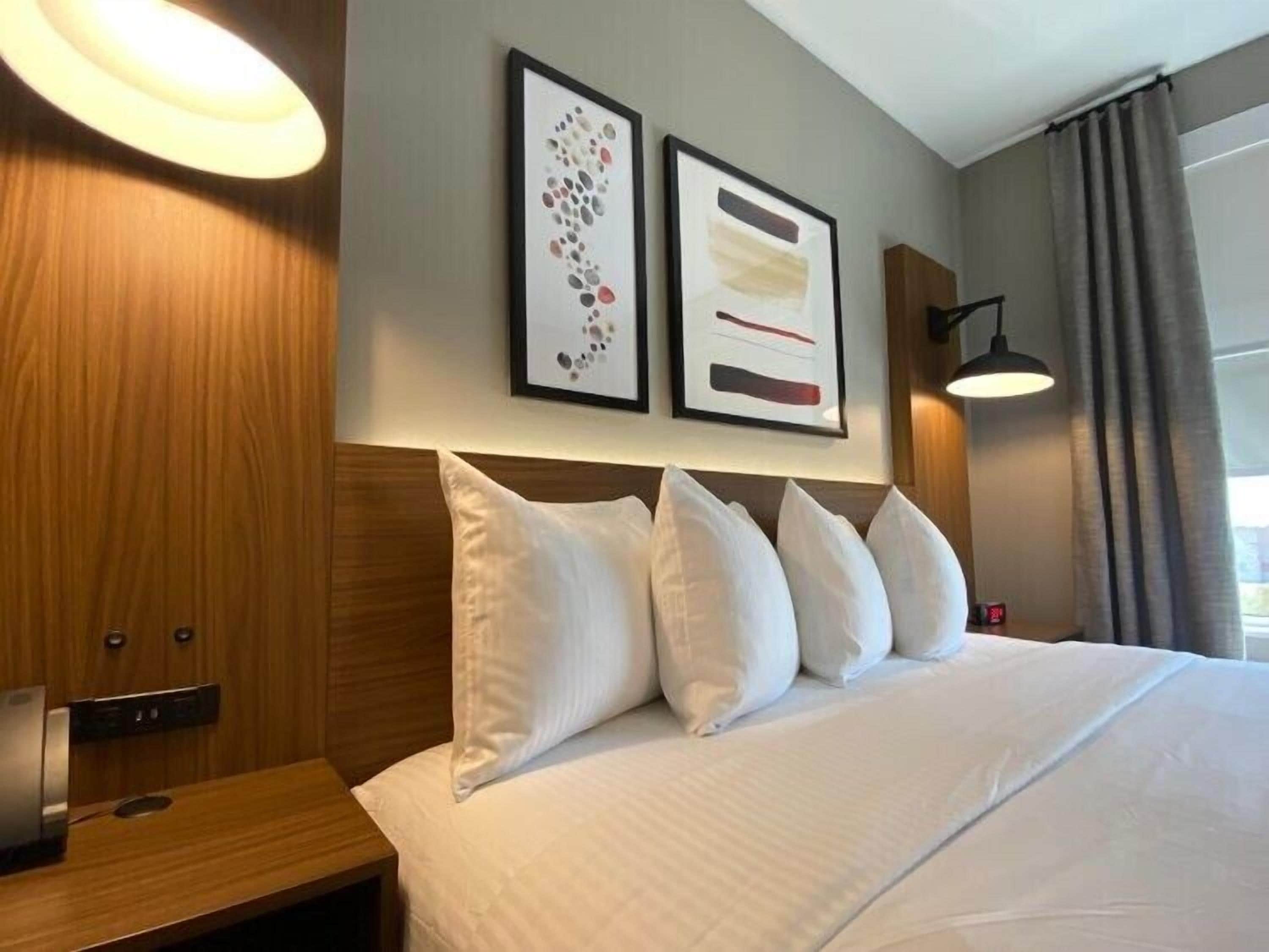 1 Queen Bed, One-Bedroom Suite, Mobility Accessible Suite, Bathtub w/ Grab Bars, NSMK