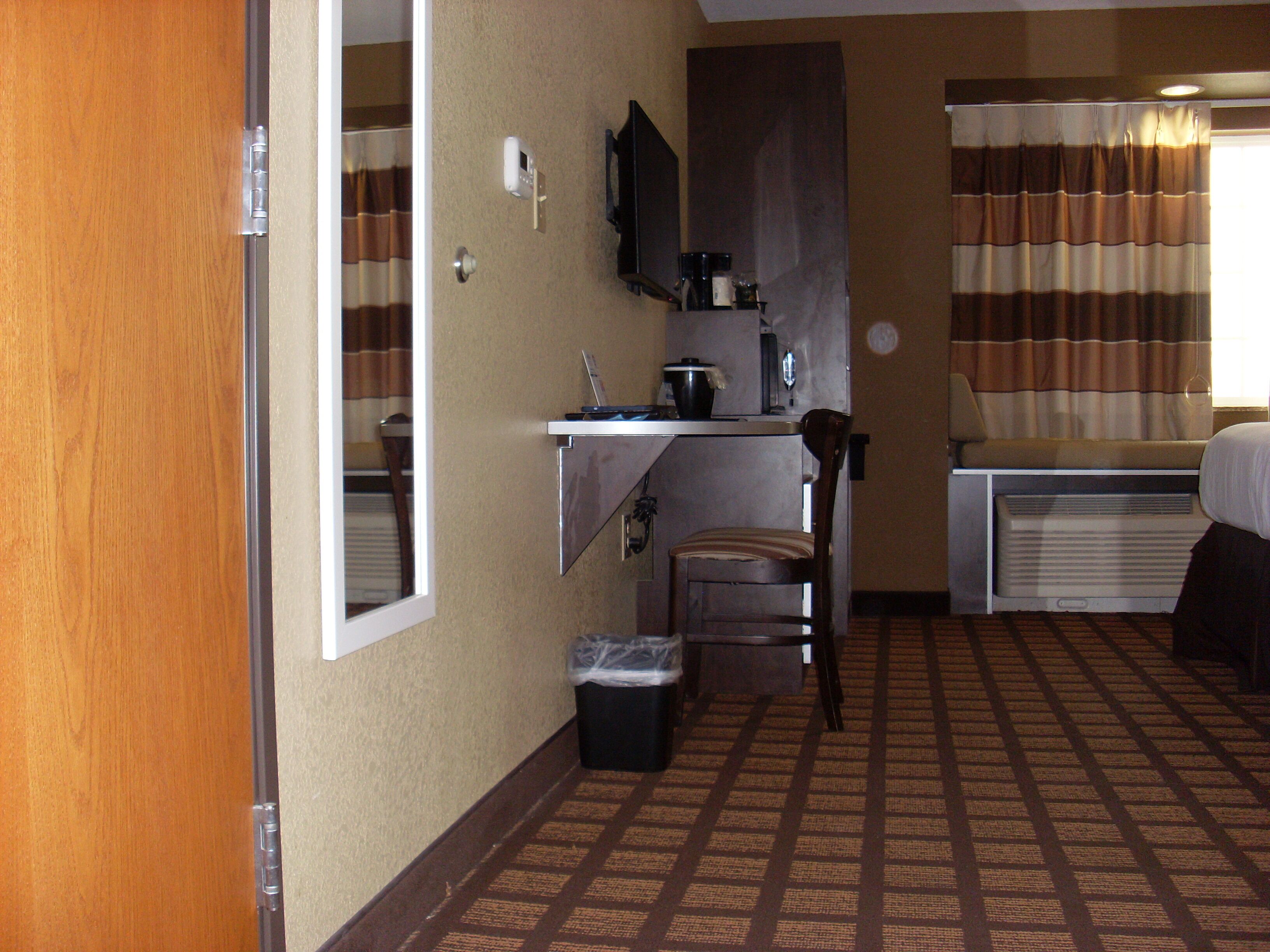 Basic Room, 1 Queen Bed, Accessible, Non Smoking (Mobility, Roll-In Shower)