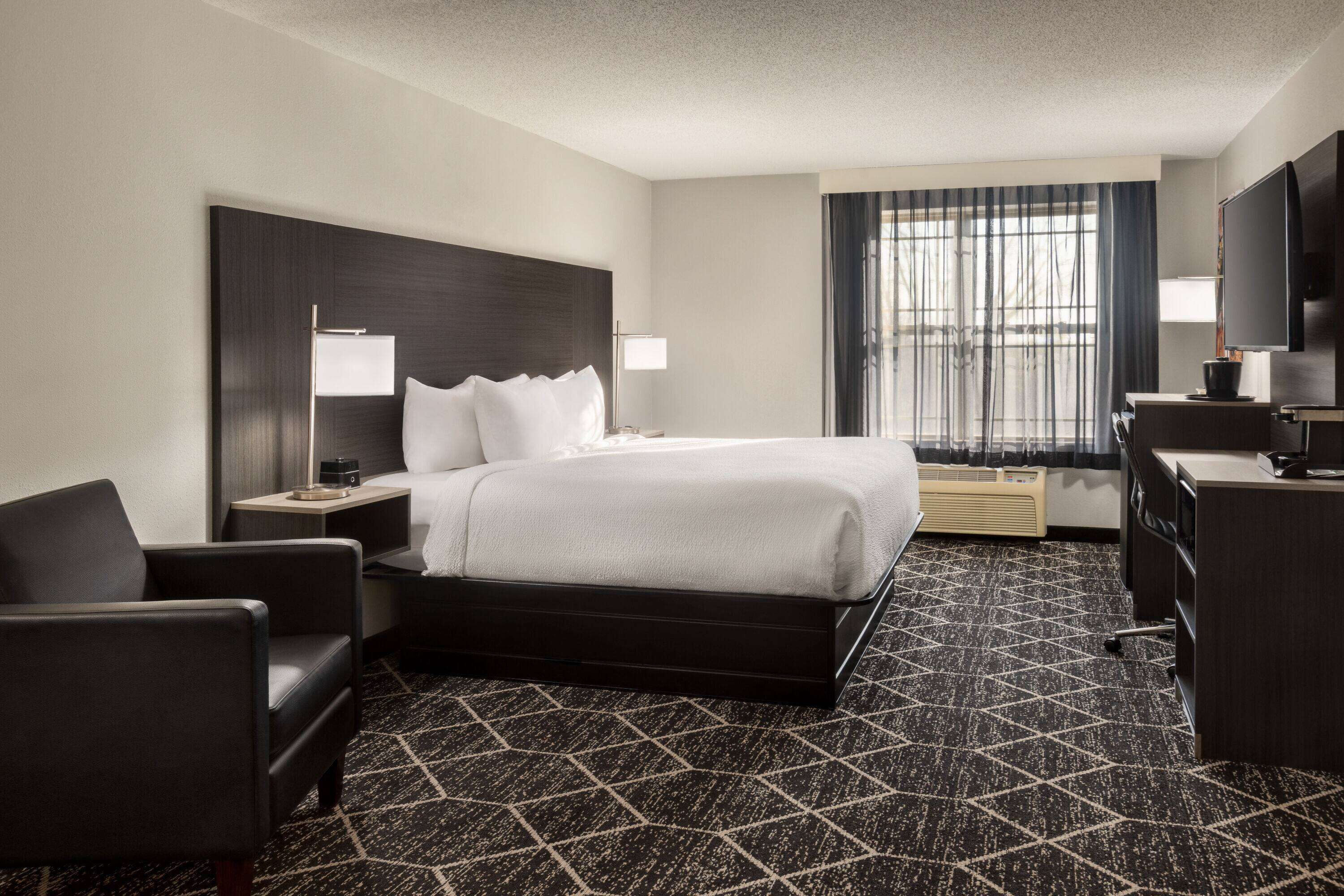 Room, 1 King Bed, Mobility Accessible, Non Smoking (Bathtub w/Grab Bars)