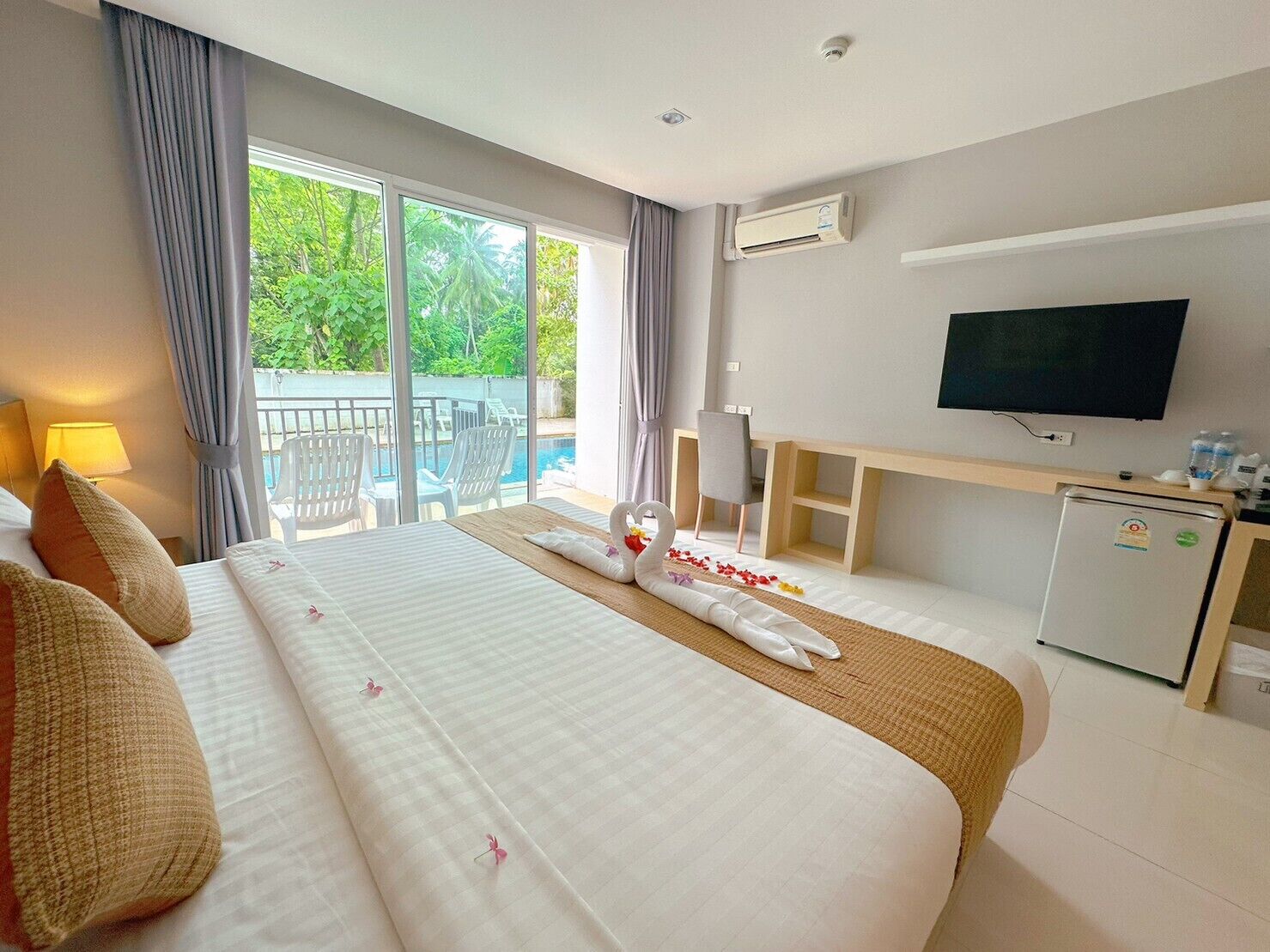 Deluxe Double Room, Pool Access