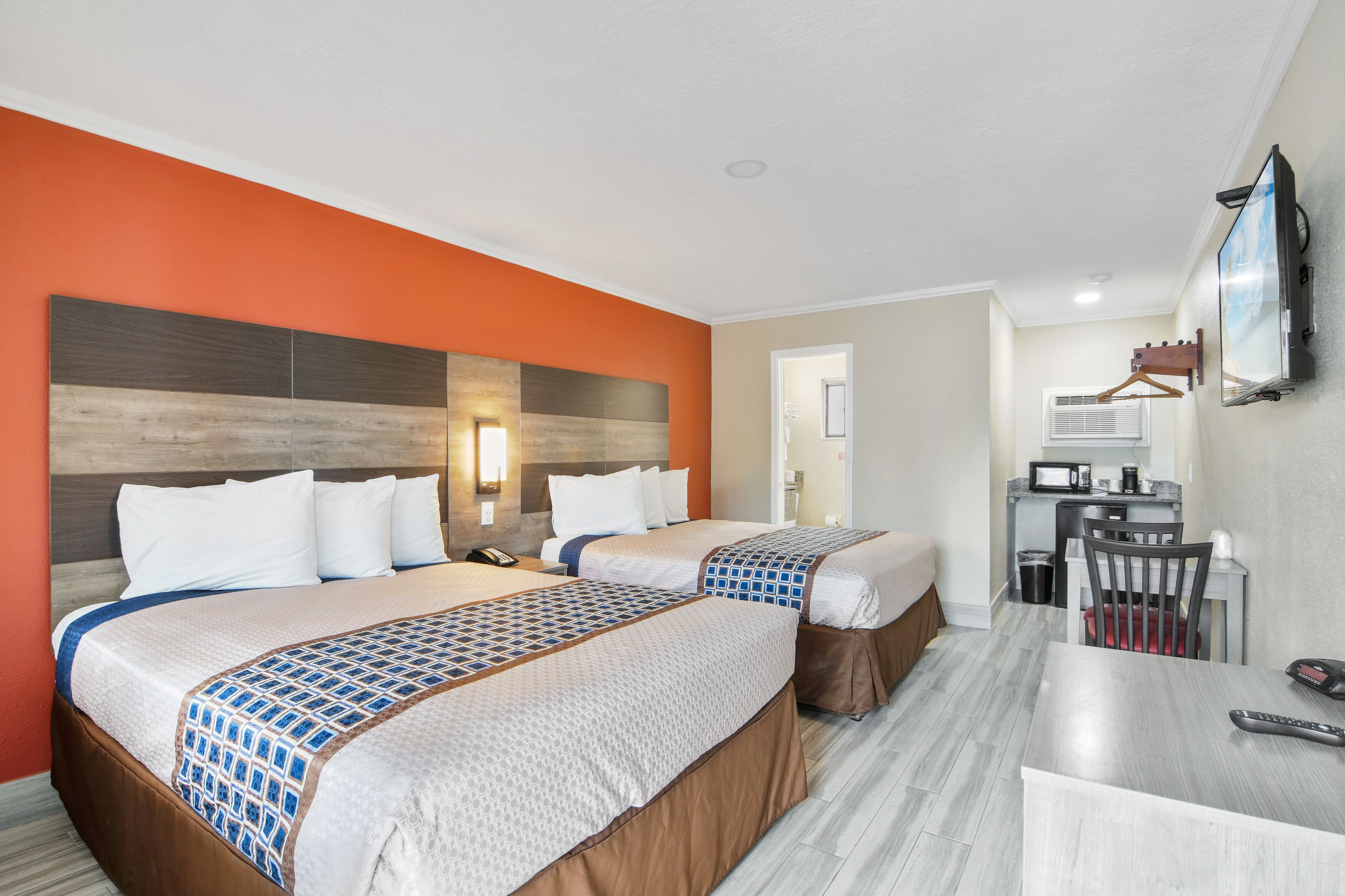 Family Room, 2 Queen Beds, Refrigerator & Microwave, Beachside
