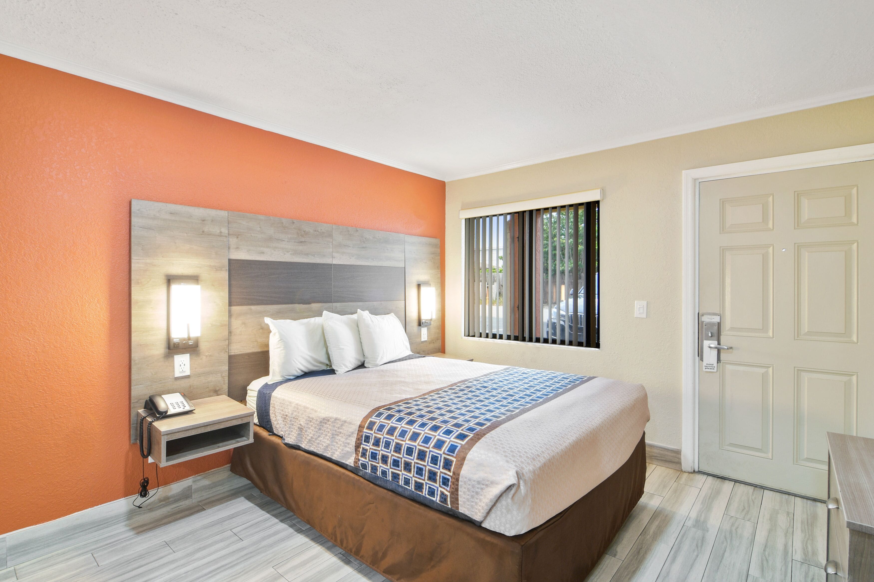 Deluxe Room, 1 King Bed, Refrigerator & Microwave, Beachside