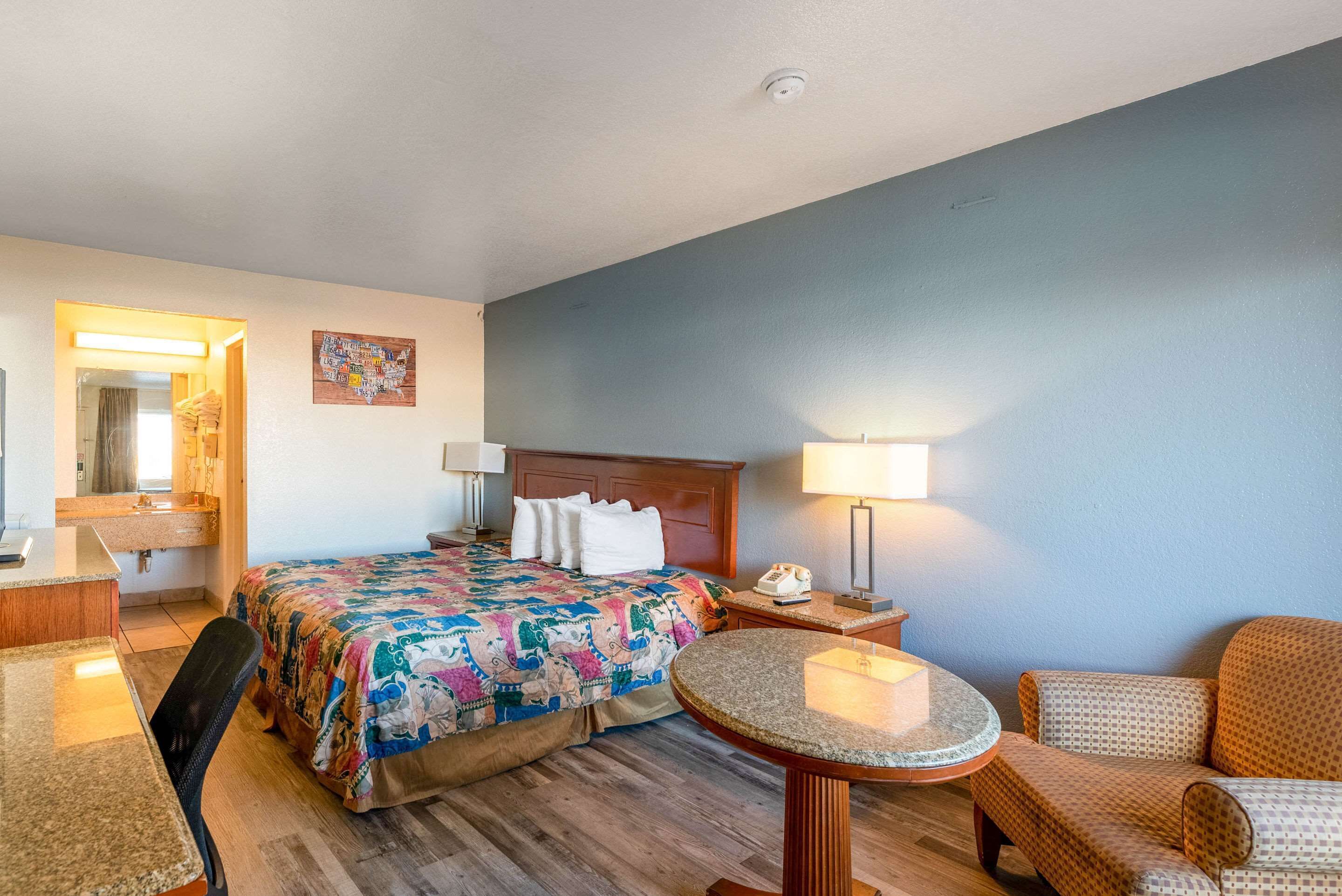 Standard Room, 1 King Bed, Non Smoking, Poolside