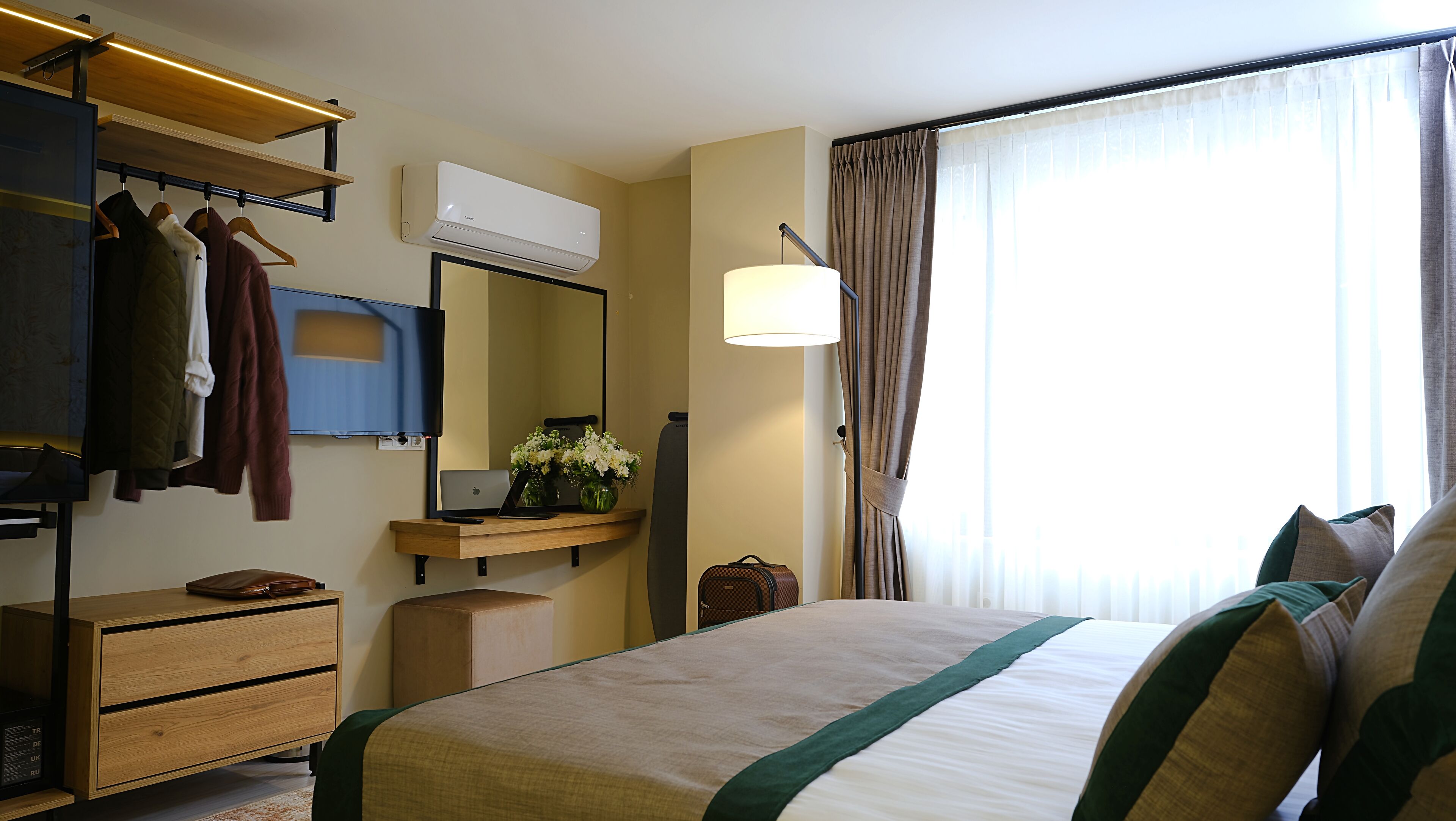 Family Room, 1 Queen Bed with Sofa bed, Non Smoking, City View