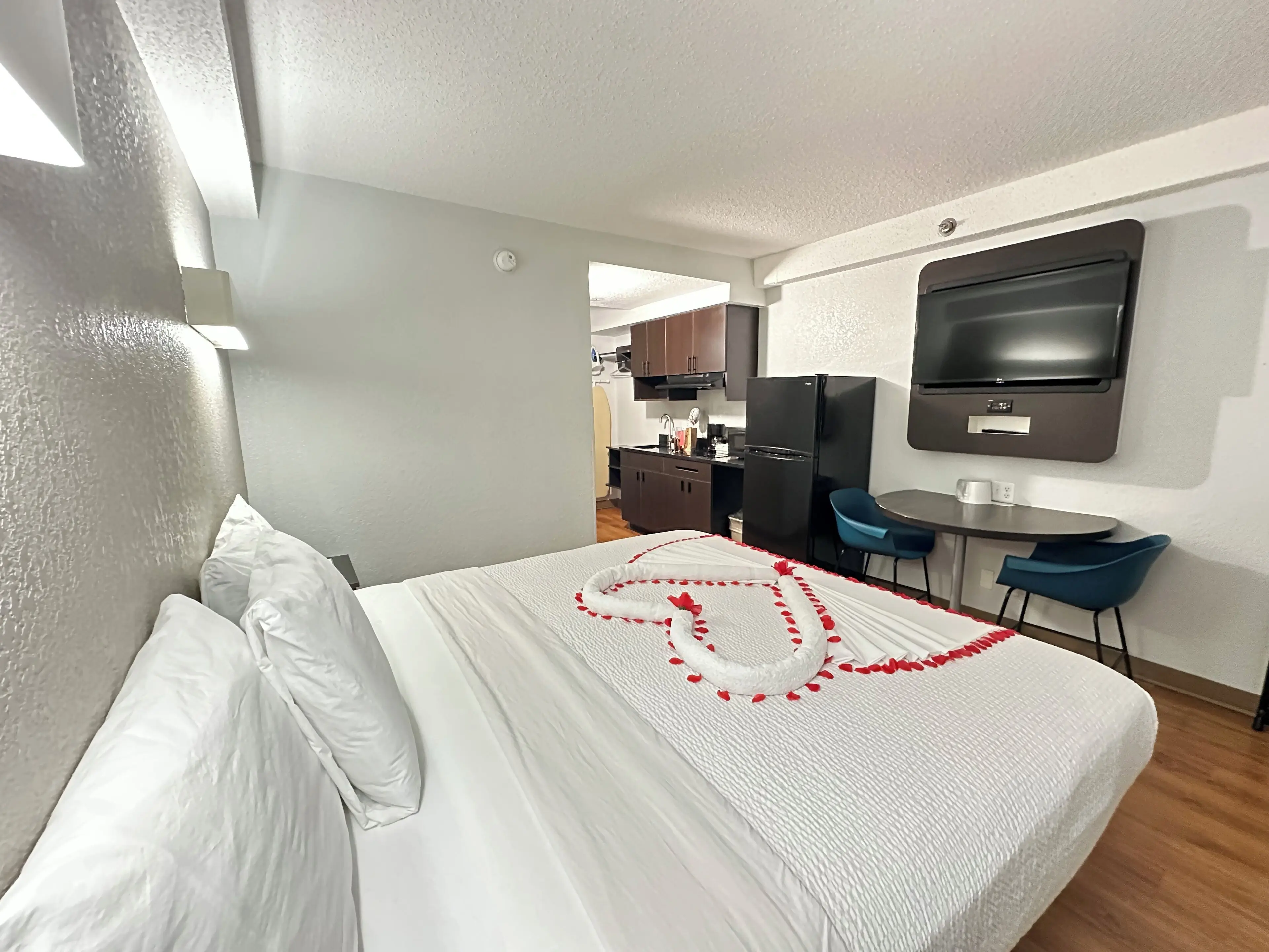 Standard Room, 1 King Bed, Non Smoking, Kitchenette Standard Room, 1 King Bed, Non Smoking, Kitchenette