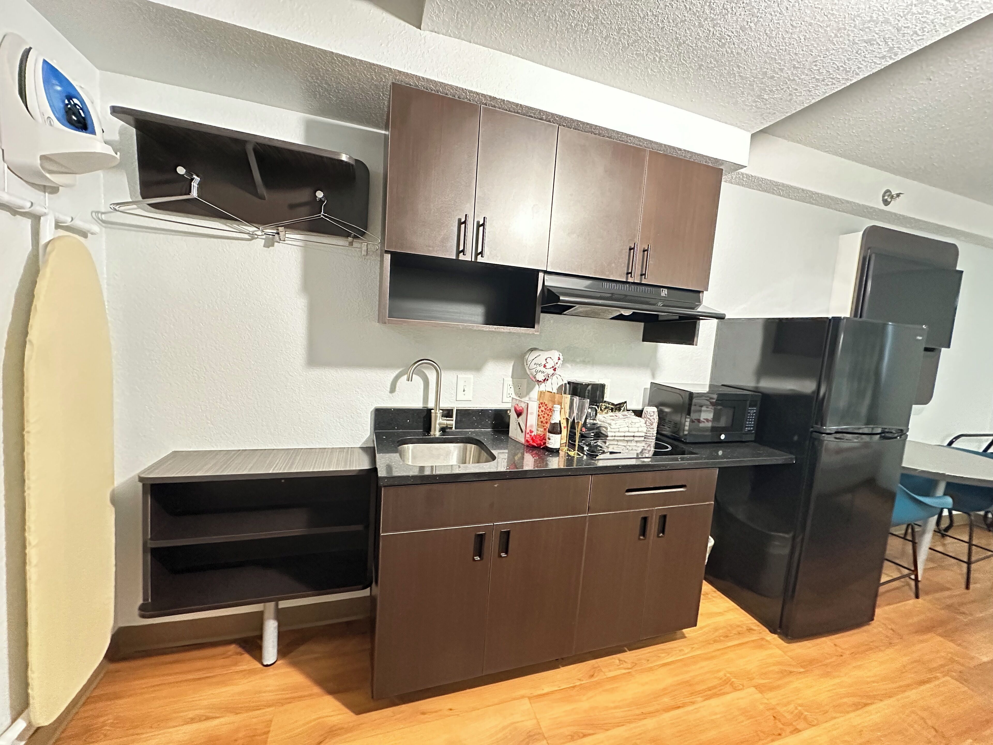Standard Room, 1 King Bed, Non Smoking, Kitchenette