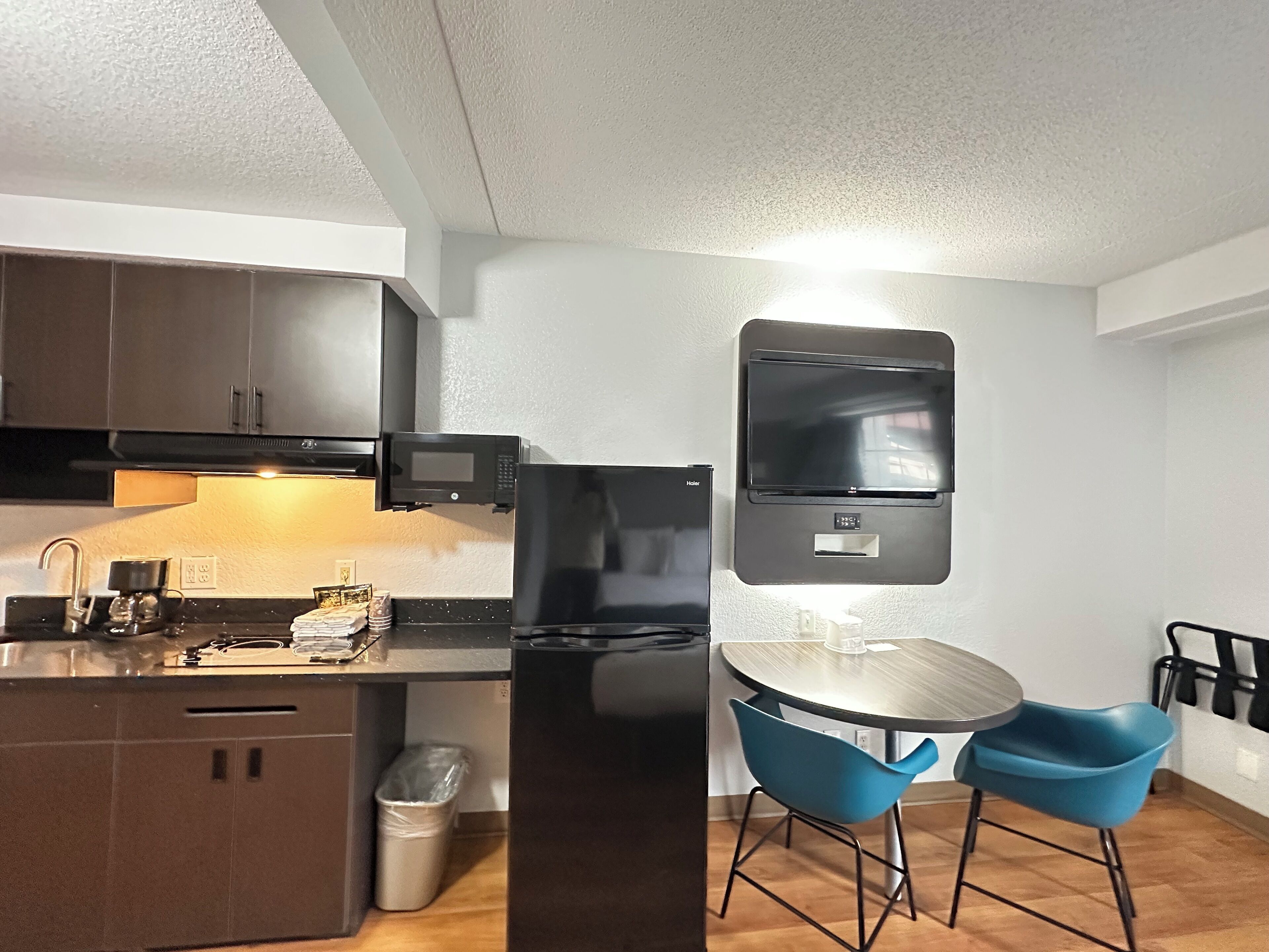 Standard Room, 1 King Bed, Smoking, Kitchenette