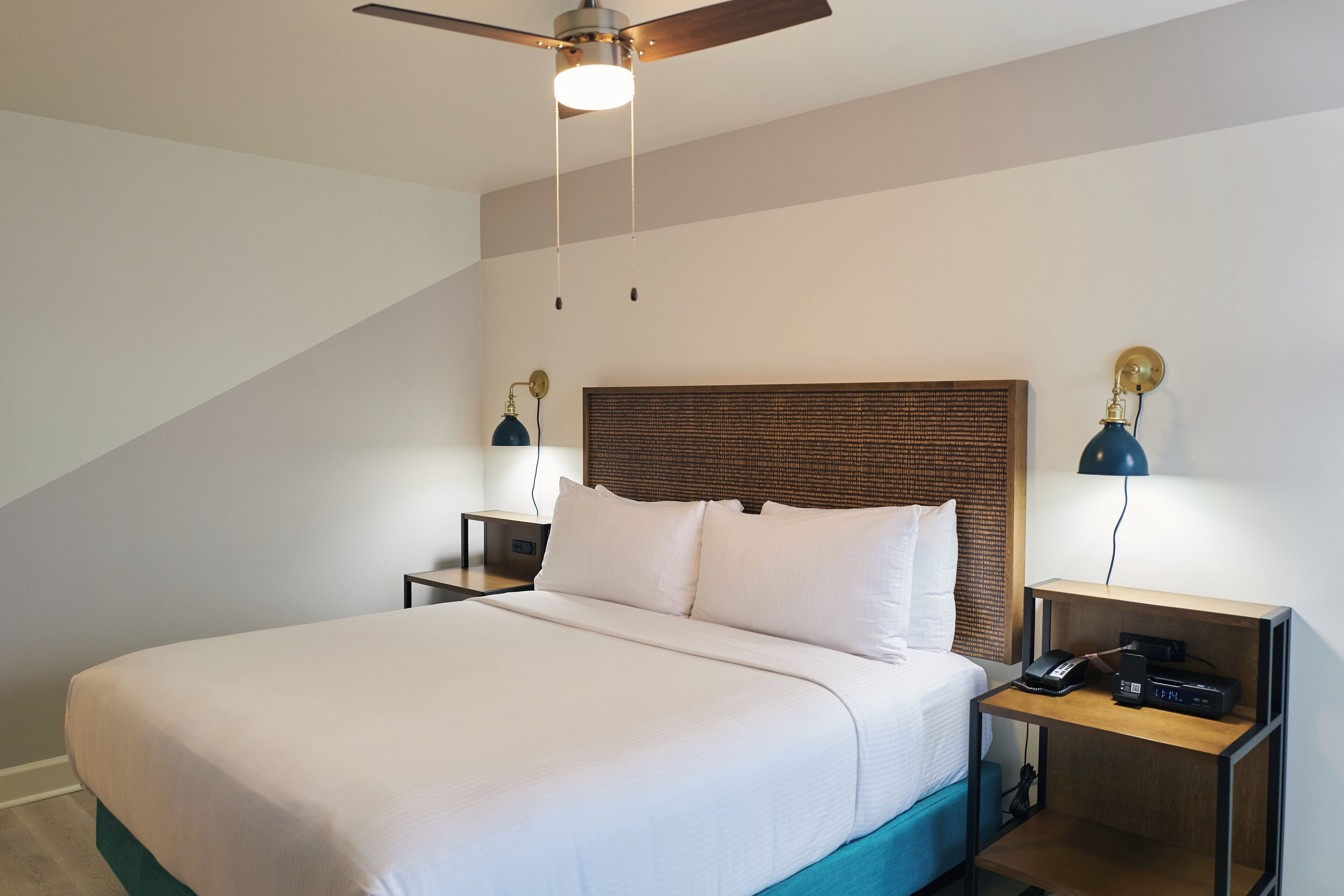Superior Room, 1 King Bed, Non Smoking, Pool Access